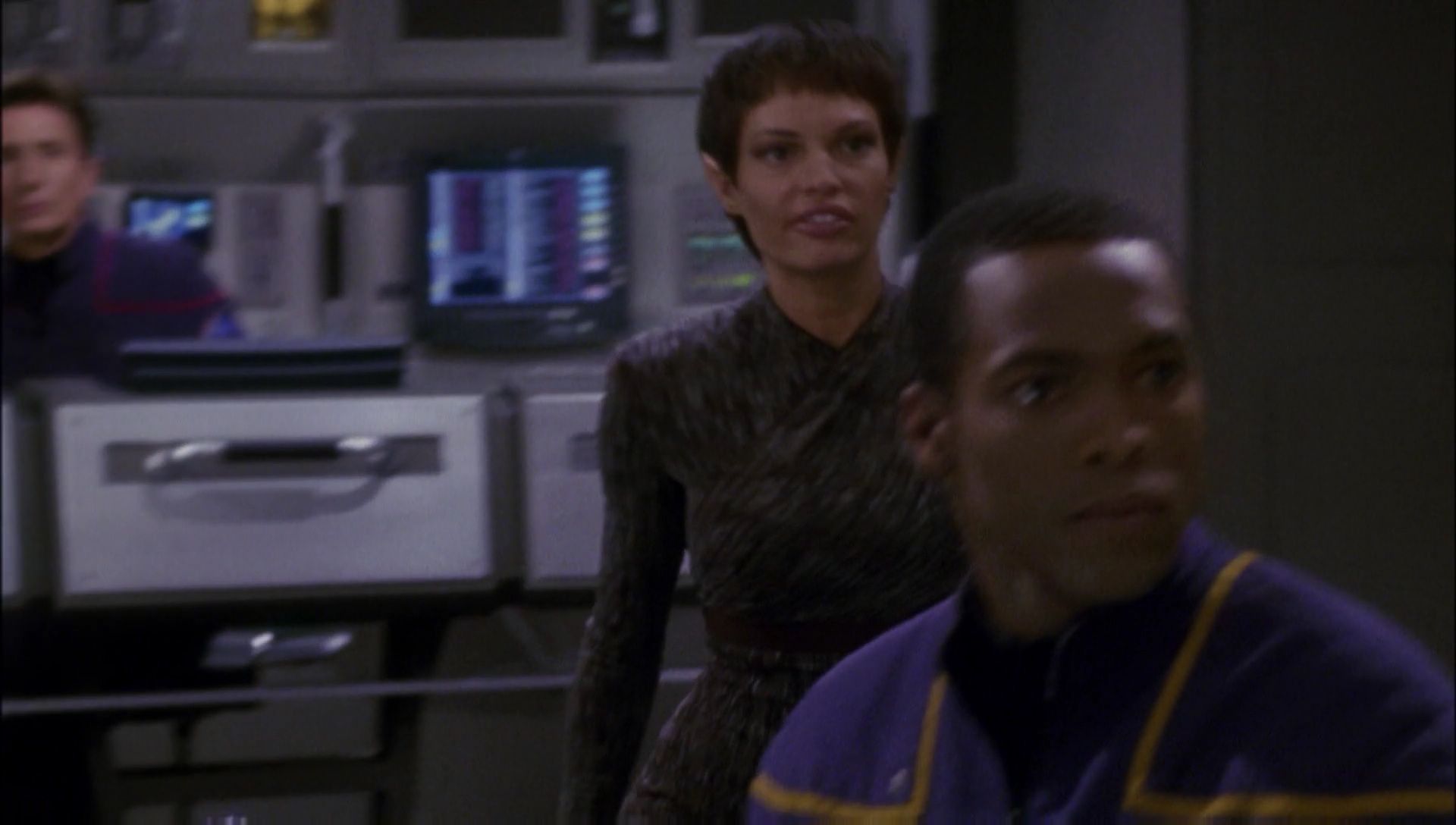 ariane179254_Enterprise_1x01-1x02_BrokenBow_5211.jpg