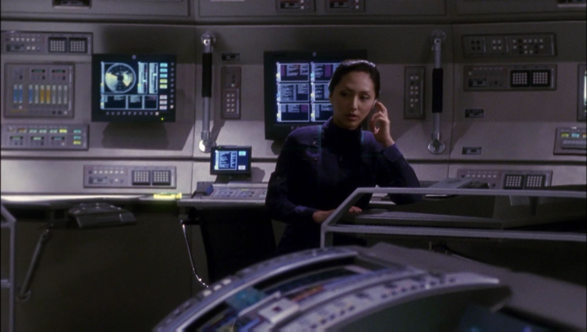 ariane179254_Enterprise_1x01-1x02_BrokenBow_5215.jpg