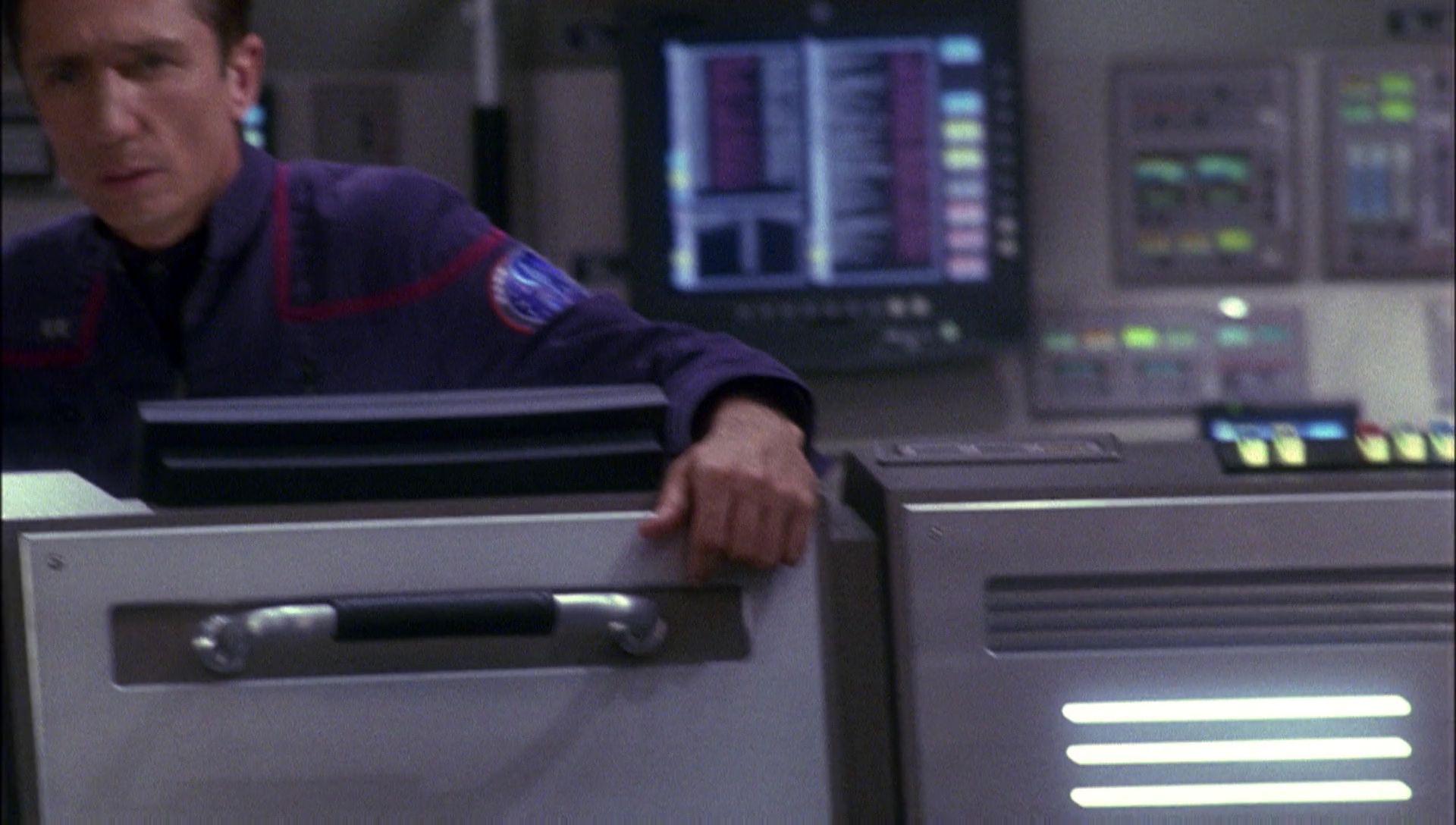 ariane179254_Enterprise_1x01-1x02_BrokenBow_5220.jpg