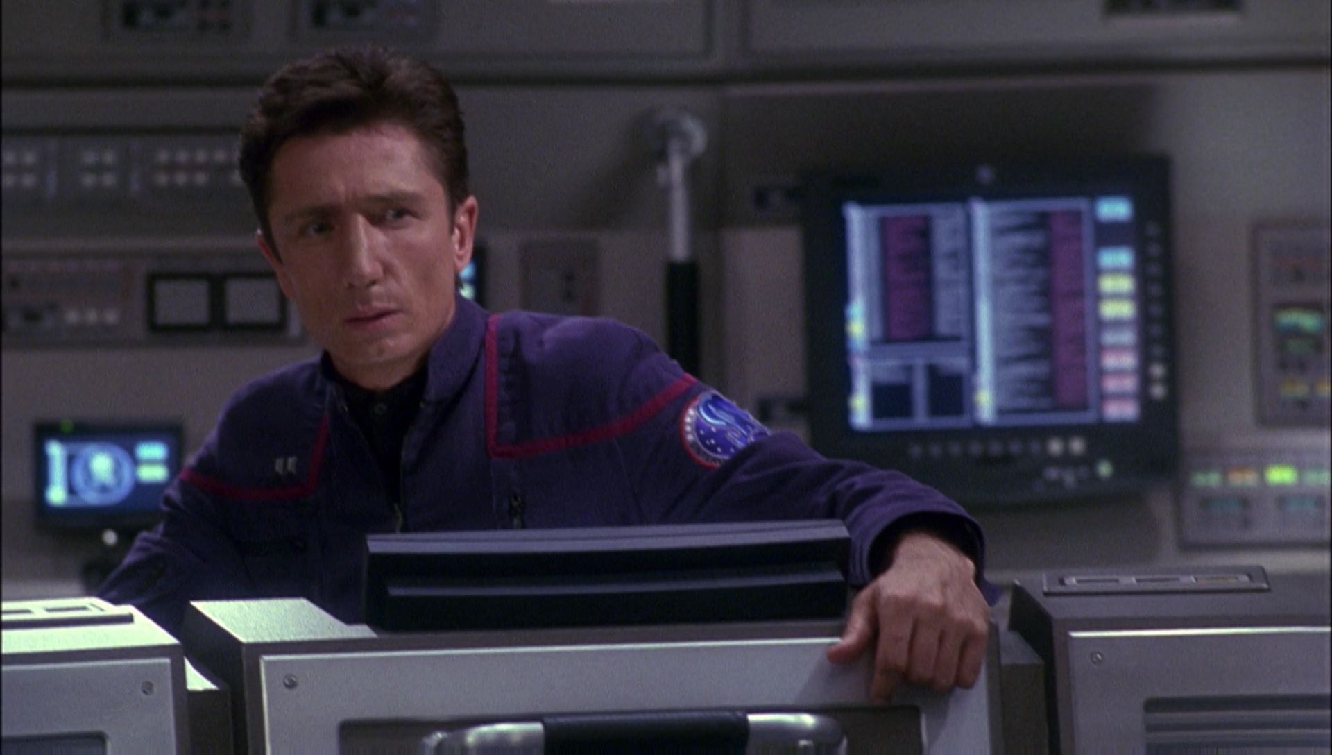ariane179254_Enterprise_1x01-1x02_BrokenBow_5221.jpg