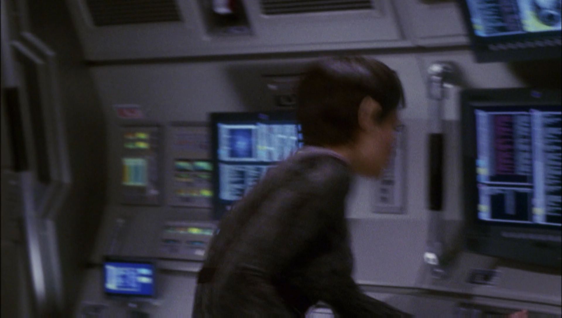 ariane179254_Enterprise_1x01-1x02_BrokenBow_5245.jpg
