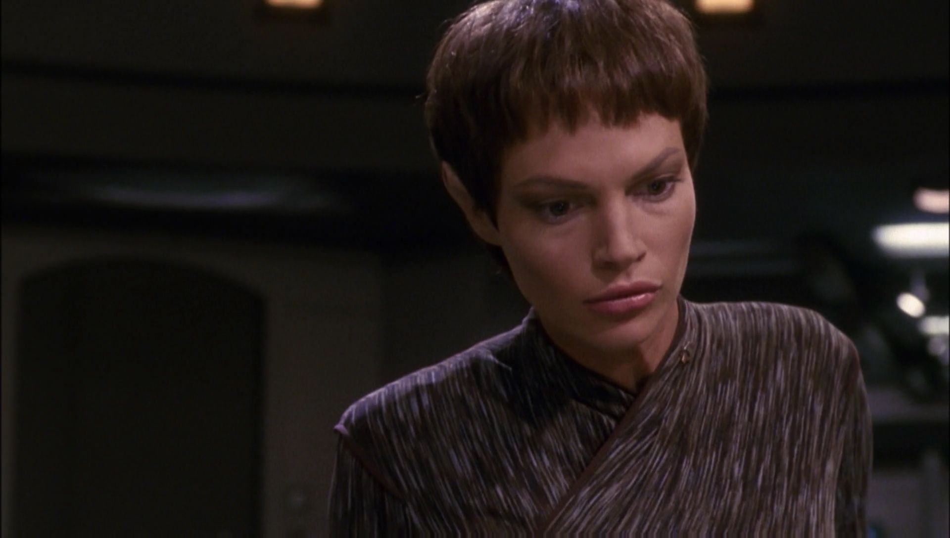 ariane179254_Enterprise_1x01-1x02_BrokenBow_5273.jpg