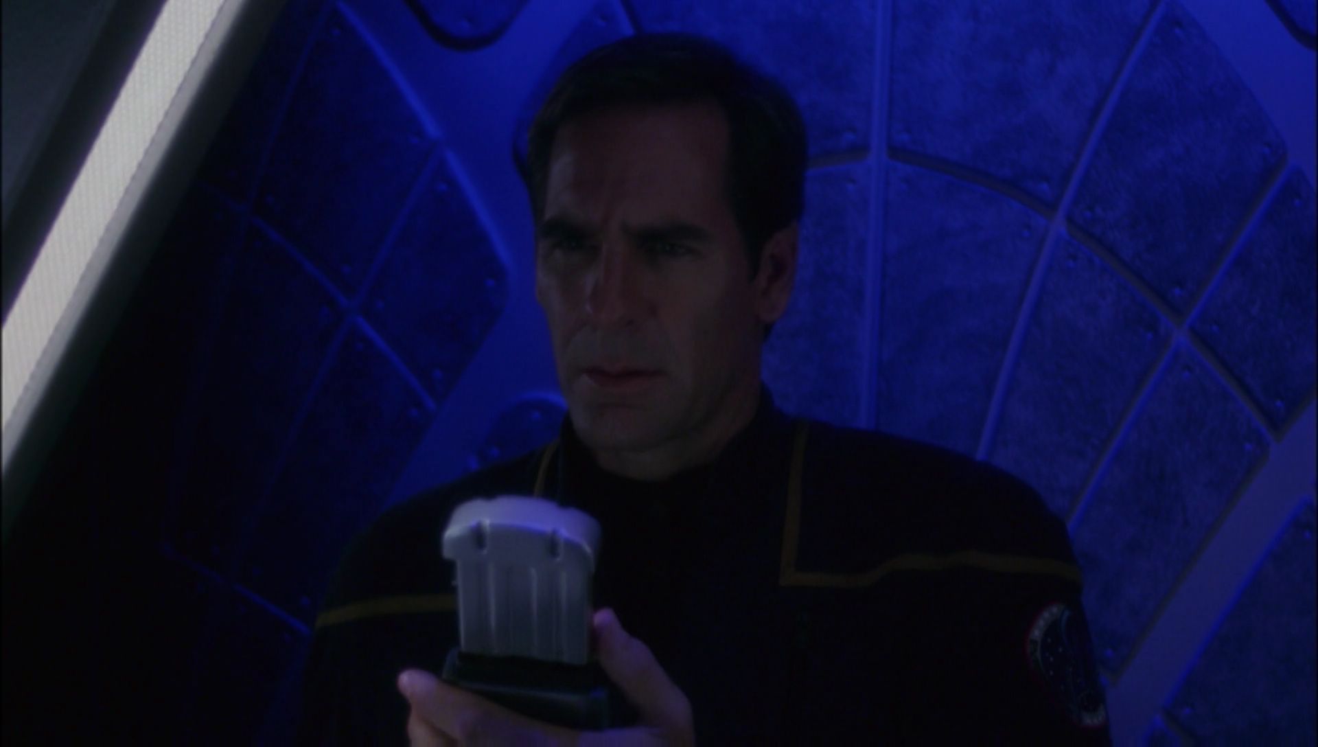 ariane179254_Enterprise_1x01-1x02_BrokenBow_5299.jpg