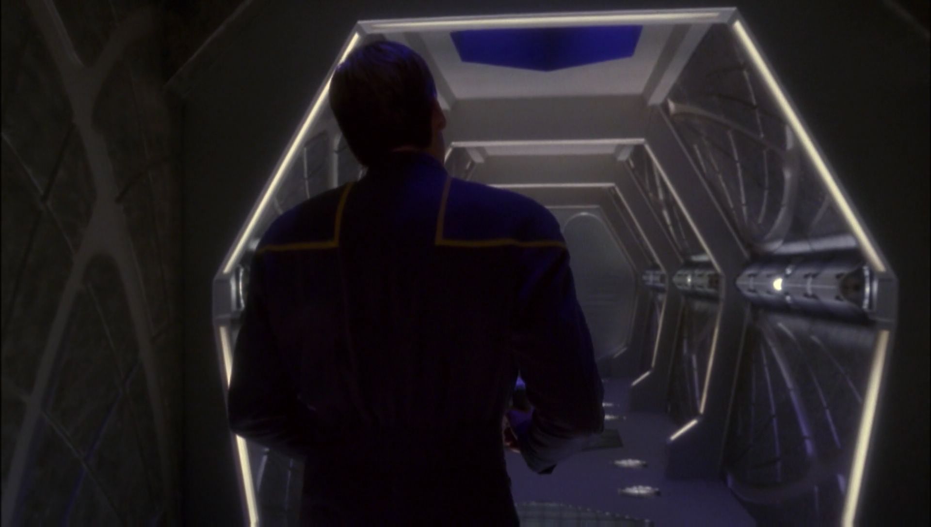ariane179254_Enterprise_1x01-1x02_BrokenBow_5305.jpg
