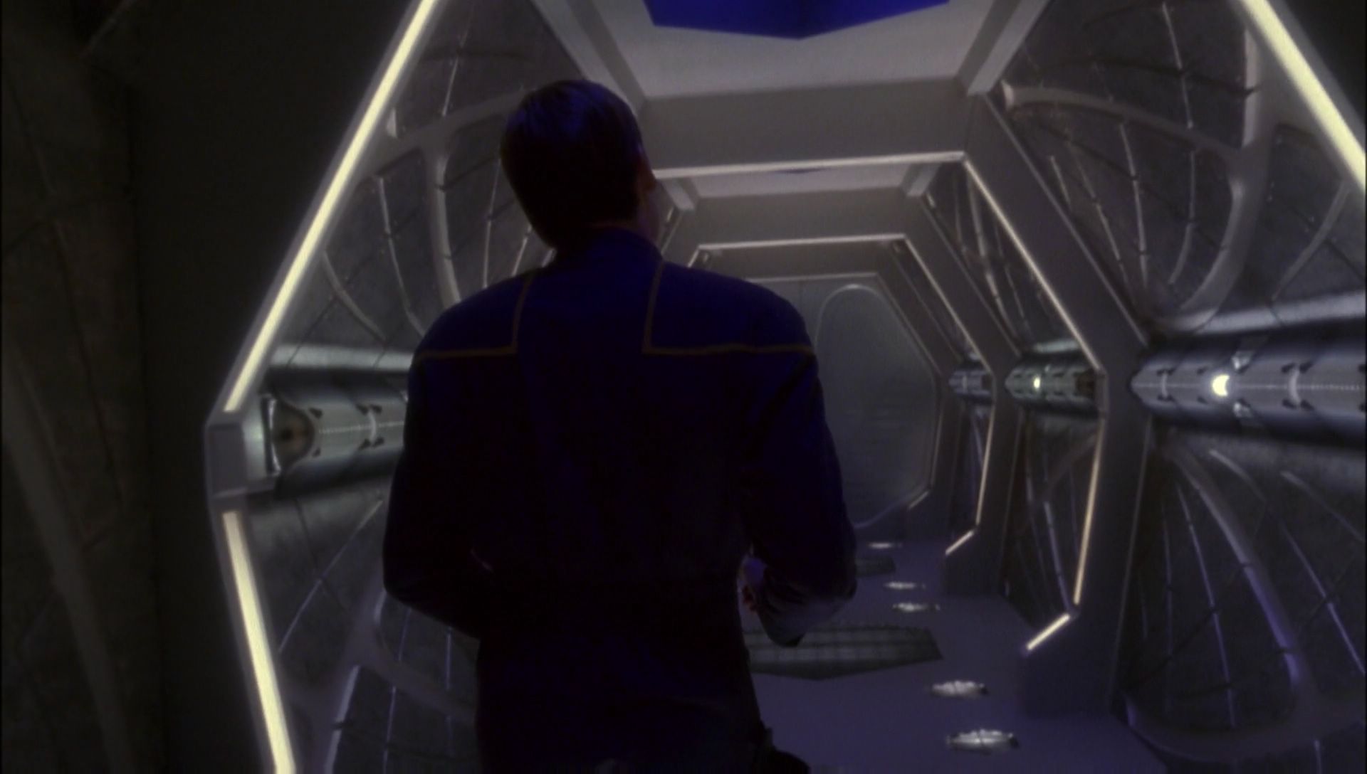 ariane179254_Enterprise_1x01-1x02_BrokenBow_5306.jpg