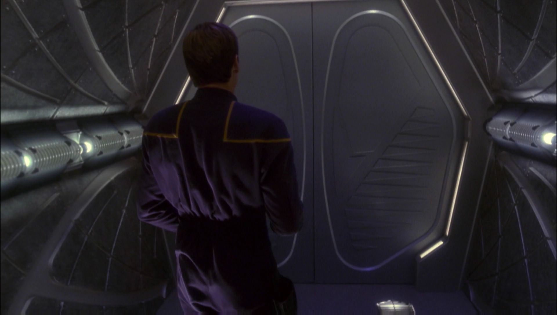 ariane179254_Enterprise_1x01-1x02_BrokenBow_5316.jpg
