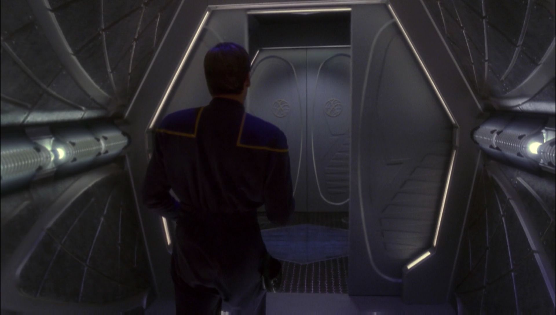 ariane179254_Enterprise_1x01-1x02_BrokenBow_5317.jpg