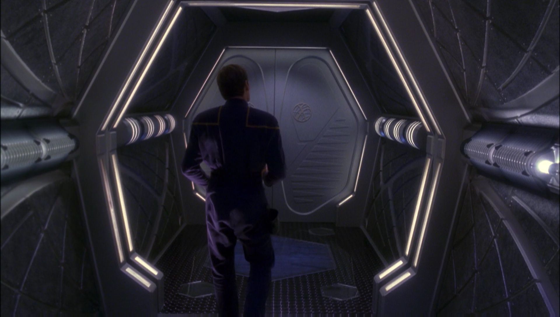 ariane179254_Enterprise_1x01-1x02_BrokenBow_5322.jpg