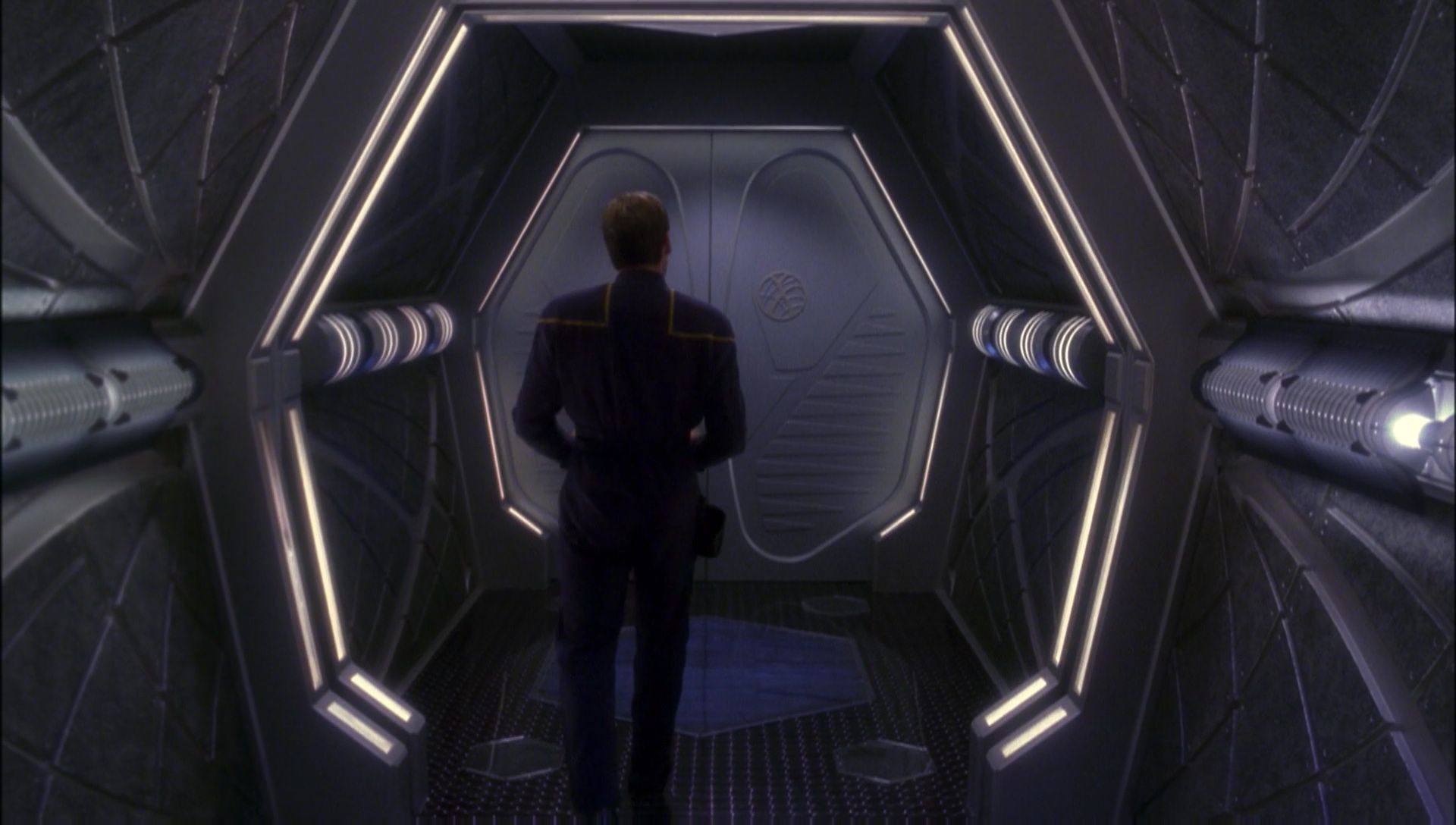 ariane179254_Enterprise_1x01-1x02_BrokenBow_5323.jpg