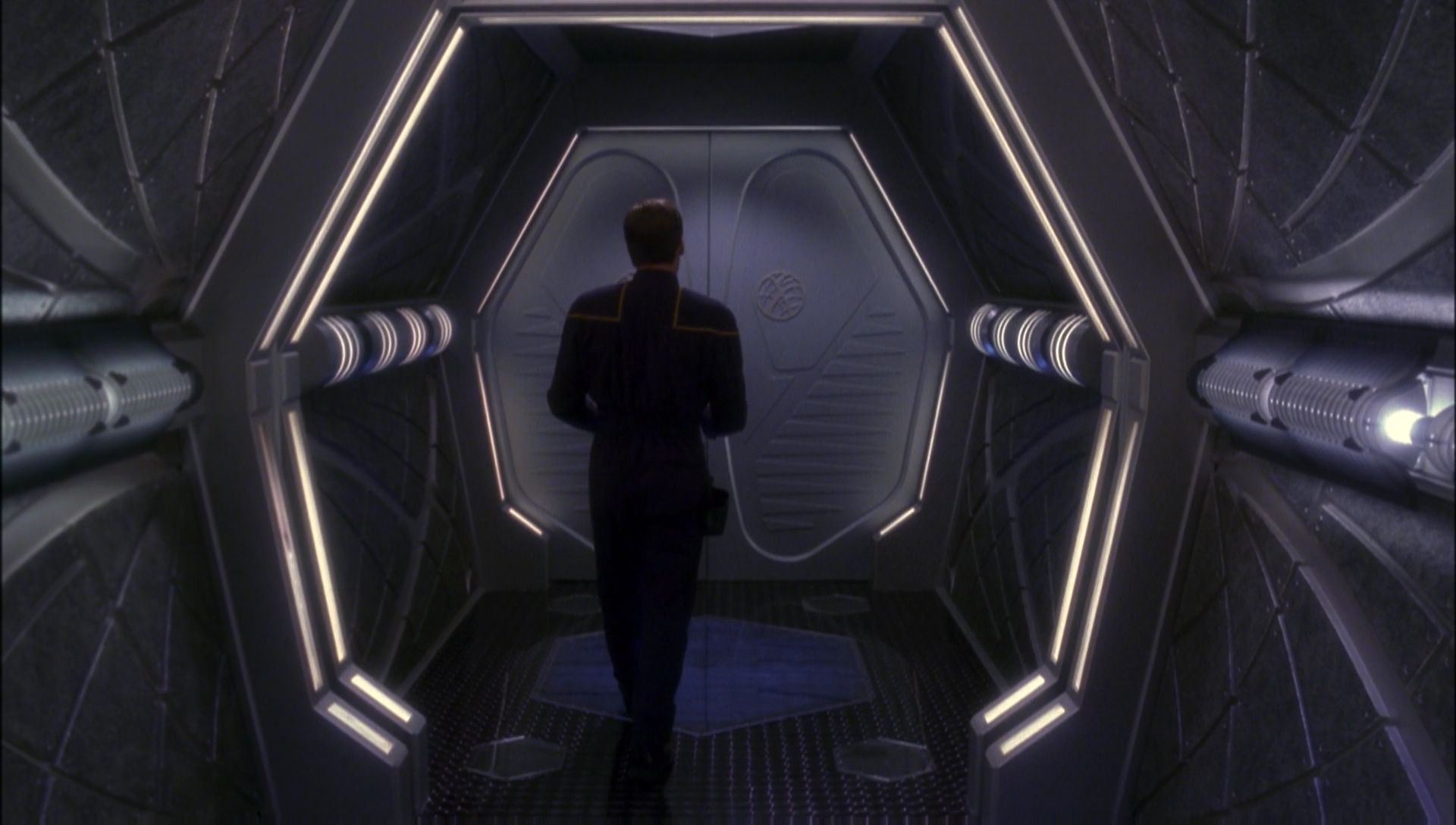 ariane179254_Enterprise_1x01-1x02_BrokenBow_5324.jpg