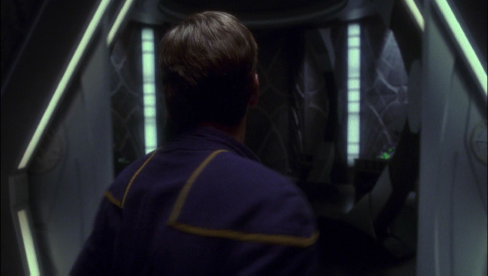 ariane179254_Enterprise_1x01-1x02_BrokenBow_5348.jpg
