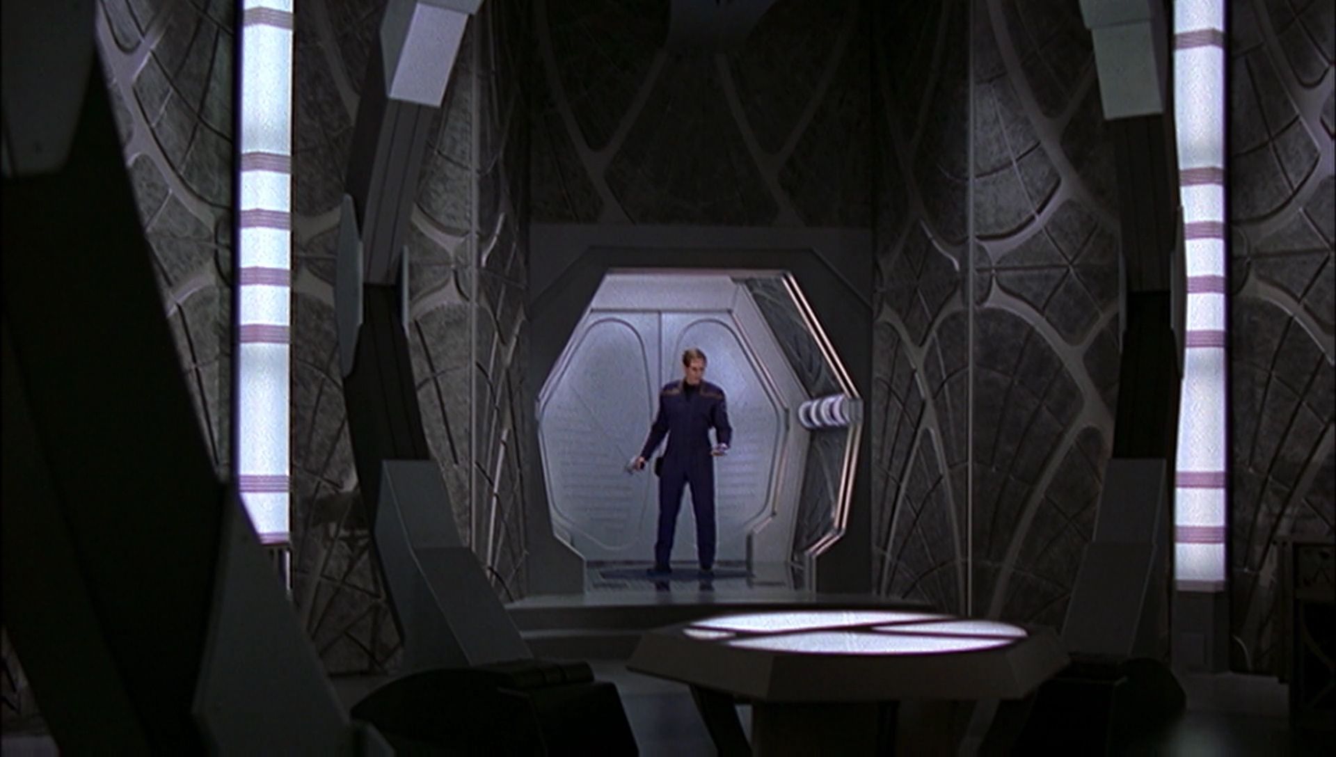 ariane179254_Enterprise_1x01-1x02_BrokenBow_5350.jpg
