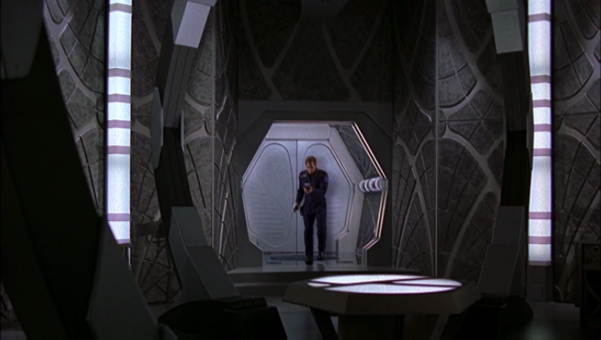 ariane179254_Enterprise_1x01-1x02_BrokenBow_5352.jpg