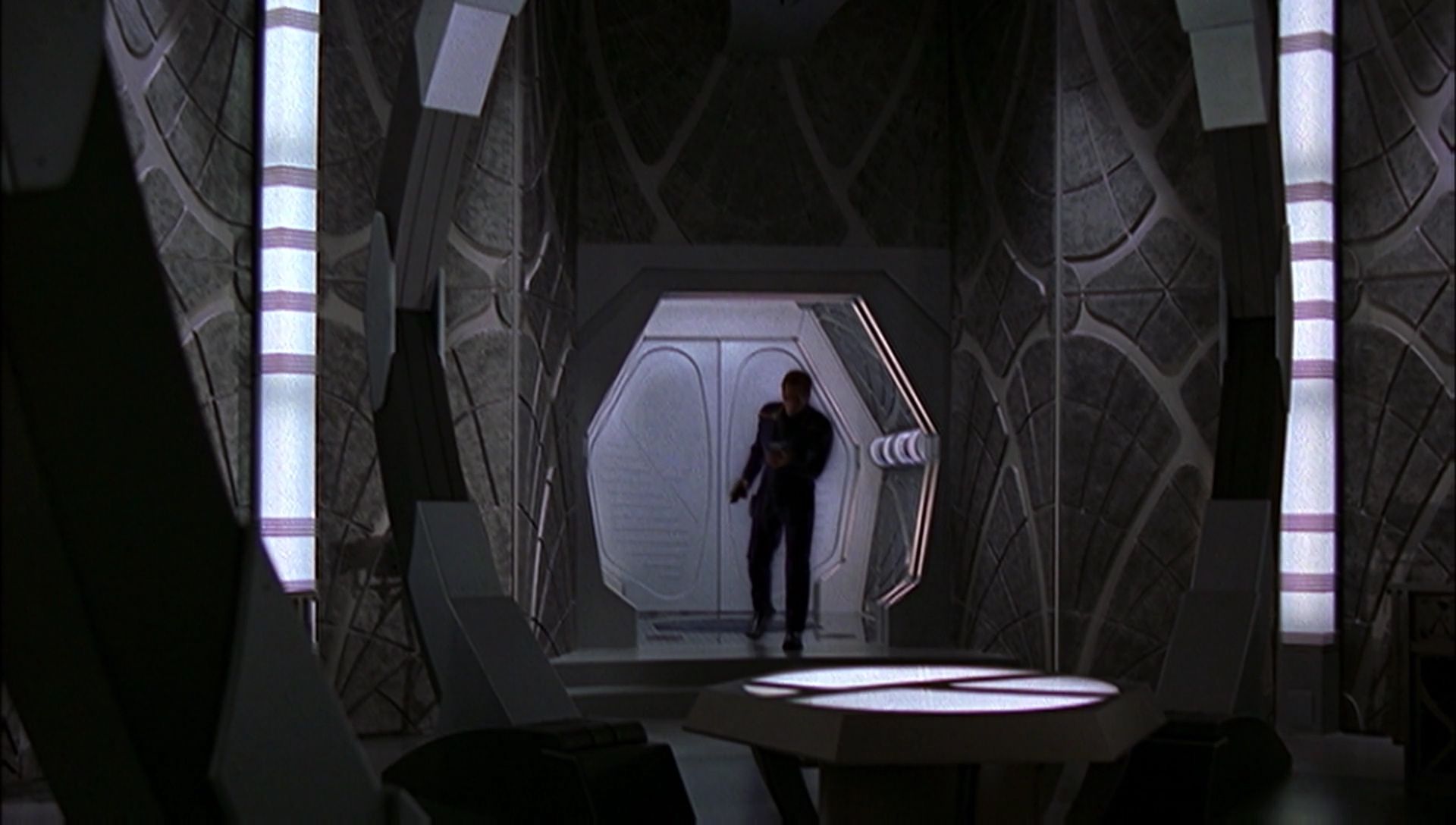 ariane179254_Enterprise_1x01-1x02_BrokenBow_5353.jpg