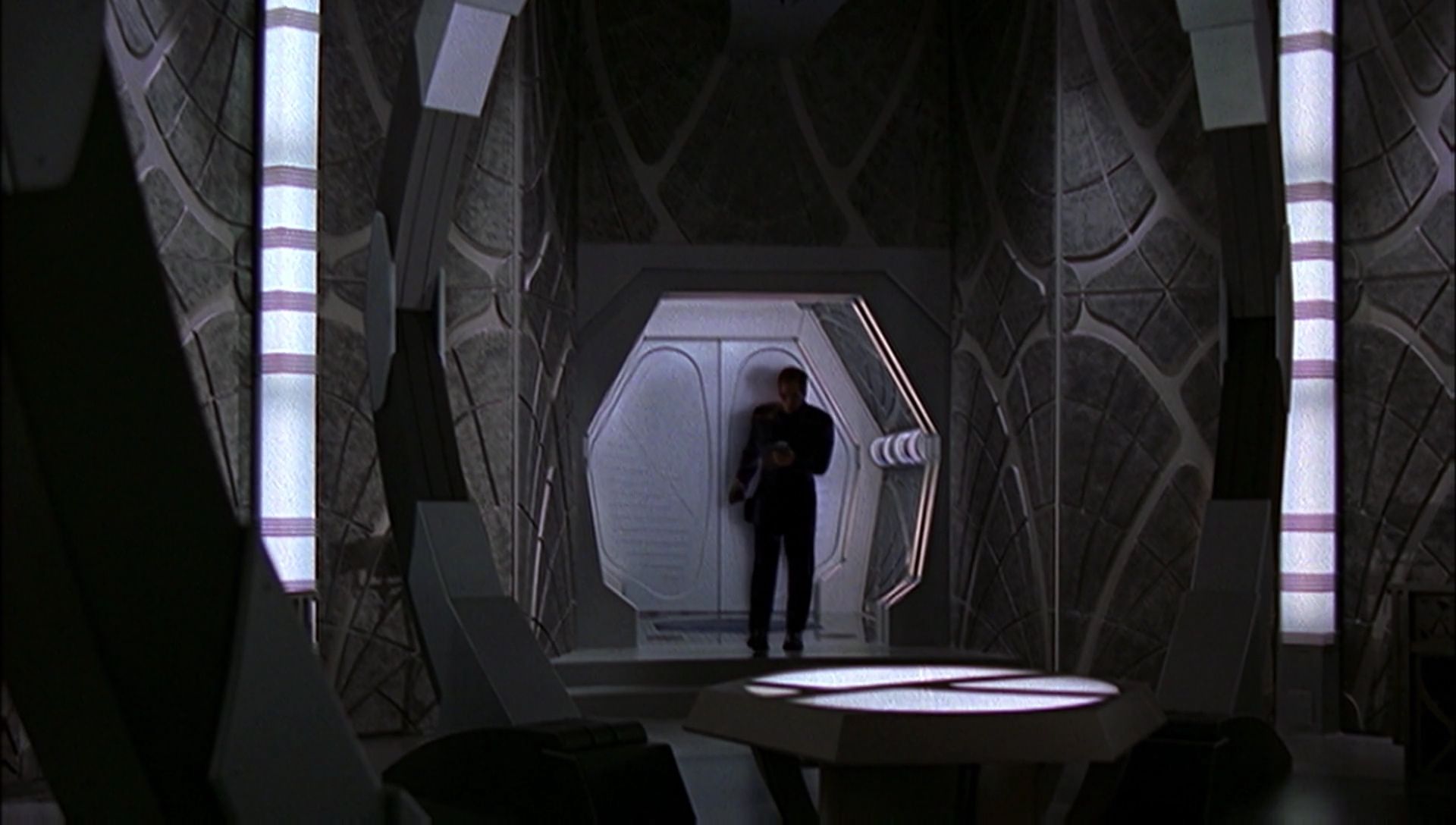 ariane179254_Enterprise_1x01-1x02_BrokenBow_5354.jpg