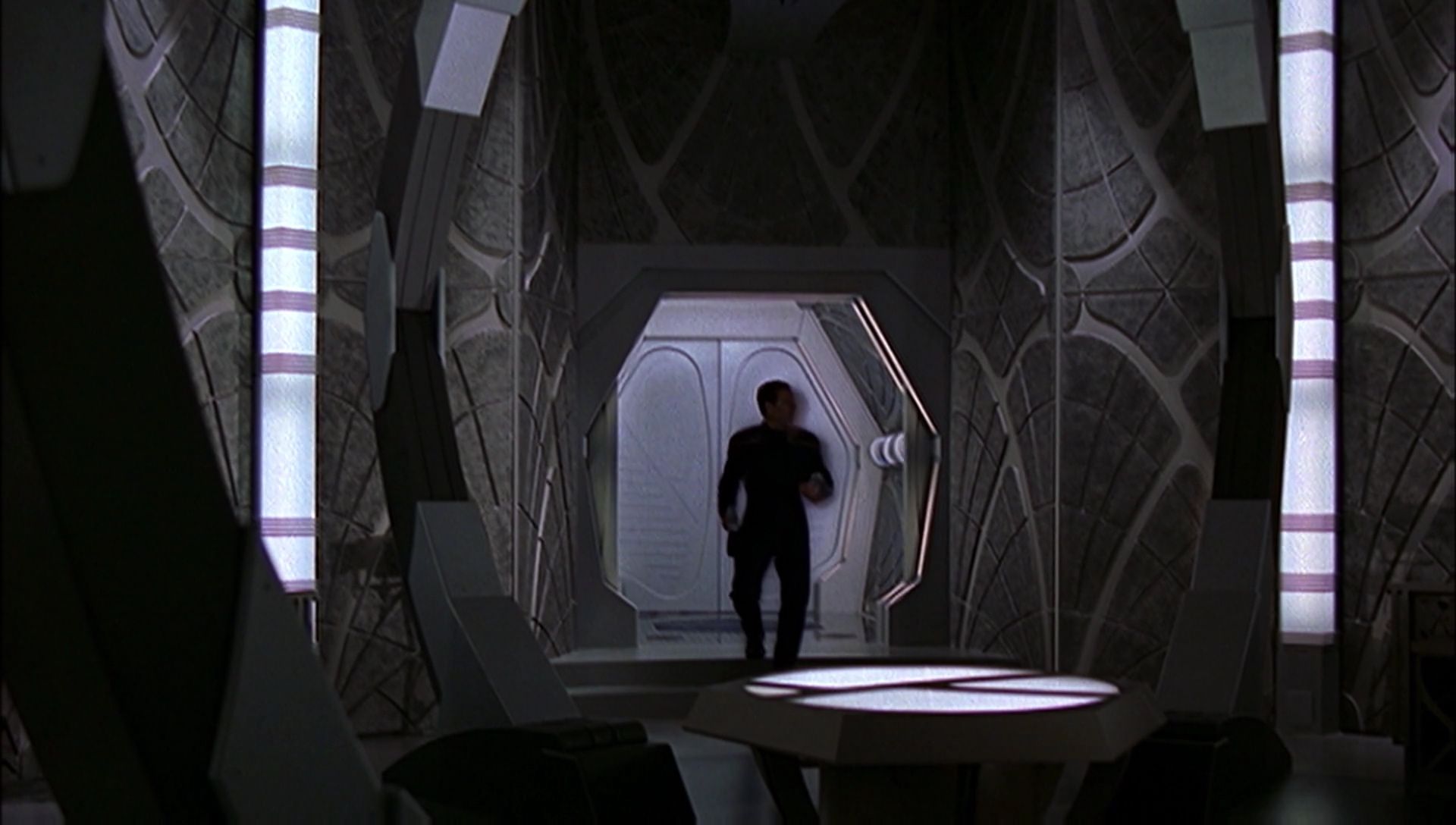 ariane179254_Enterprise_1x01-1x02_BrokenBow_5356.jpg