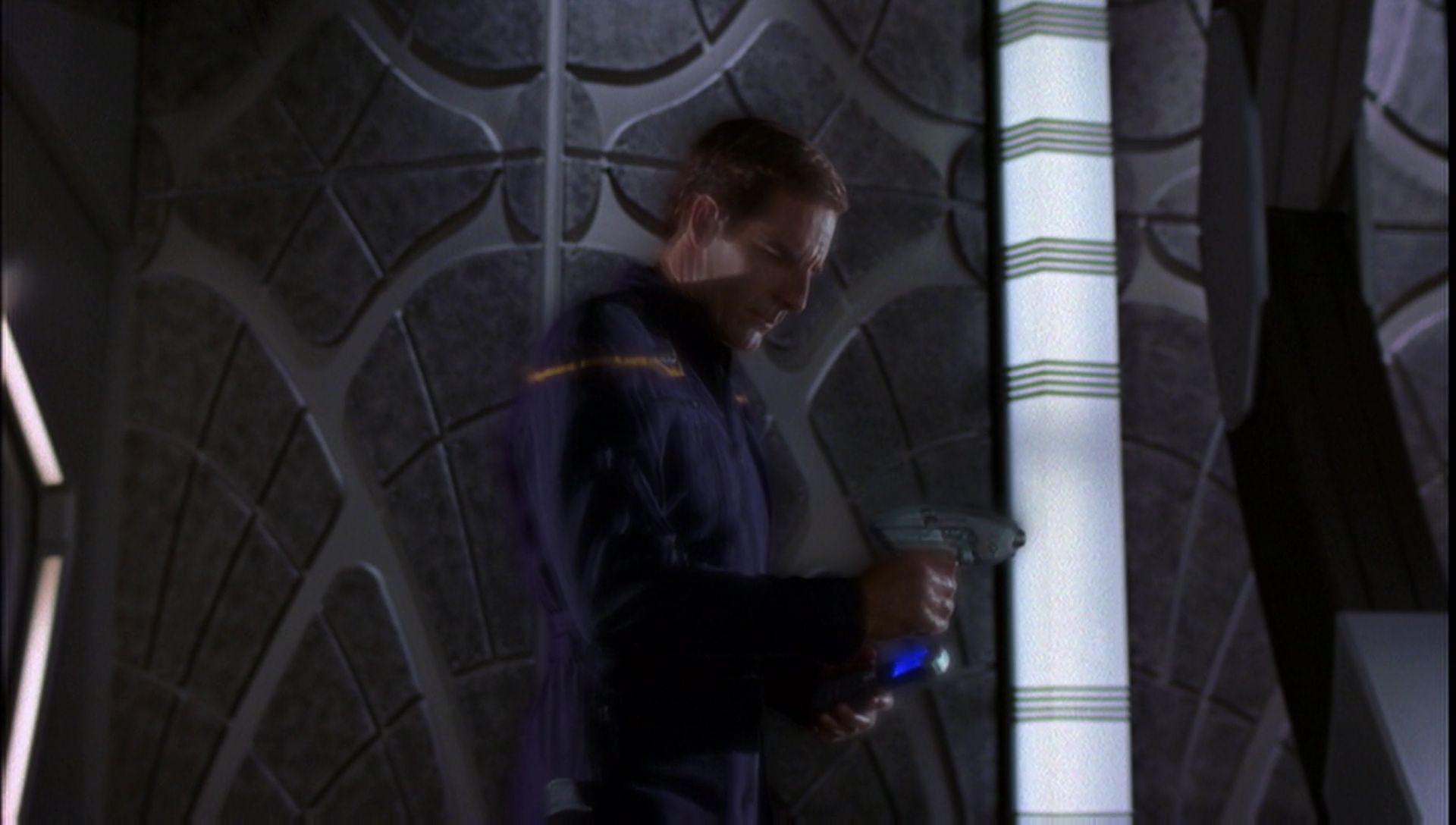 ariane179254_Enterprise_1x01-1x02_BrokenBow_5365.jpg