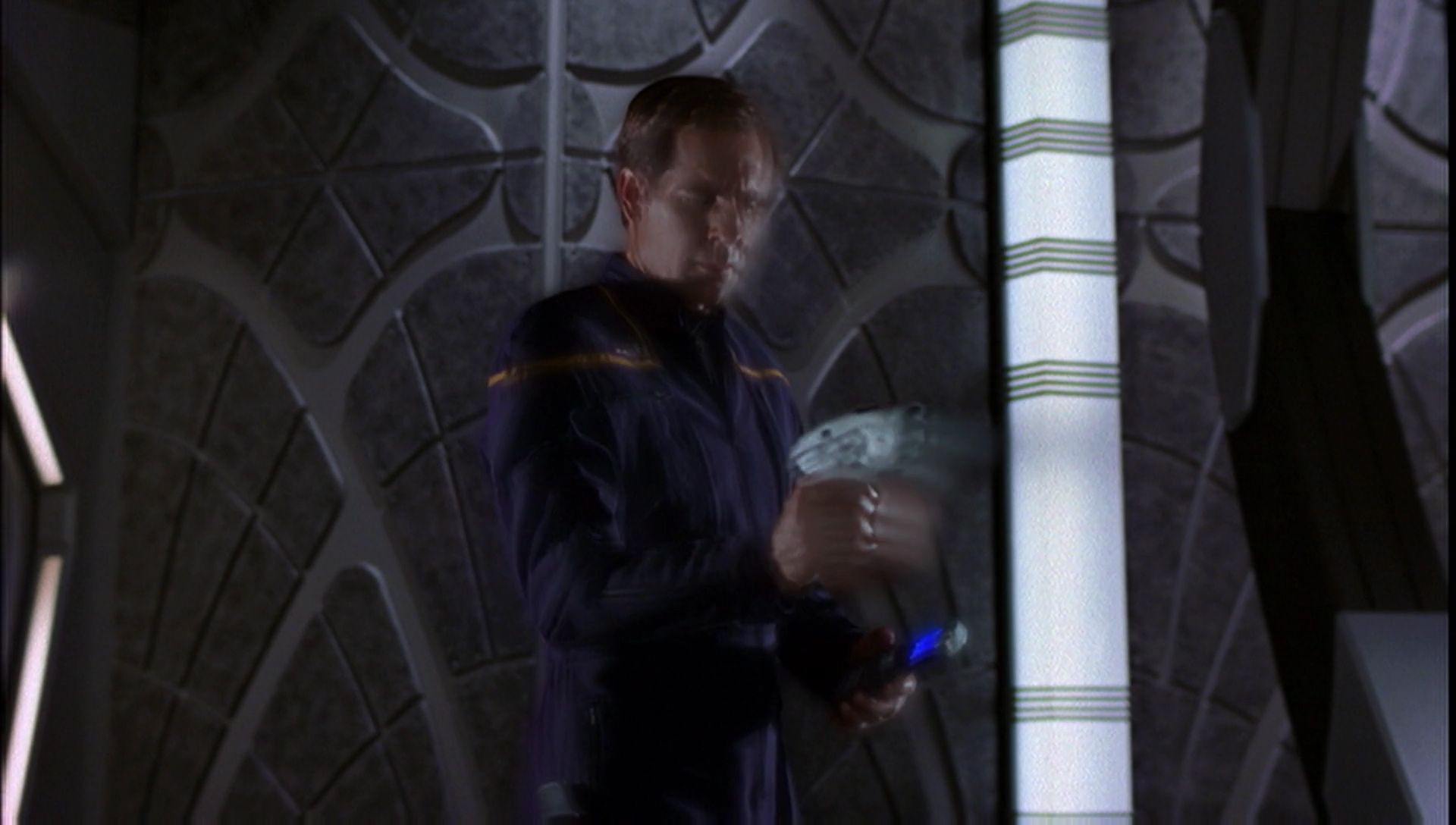 ariane179254_Enterprise_1x01-1x02_BrokenBow_5367.jpg
