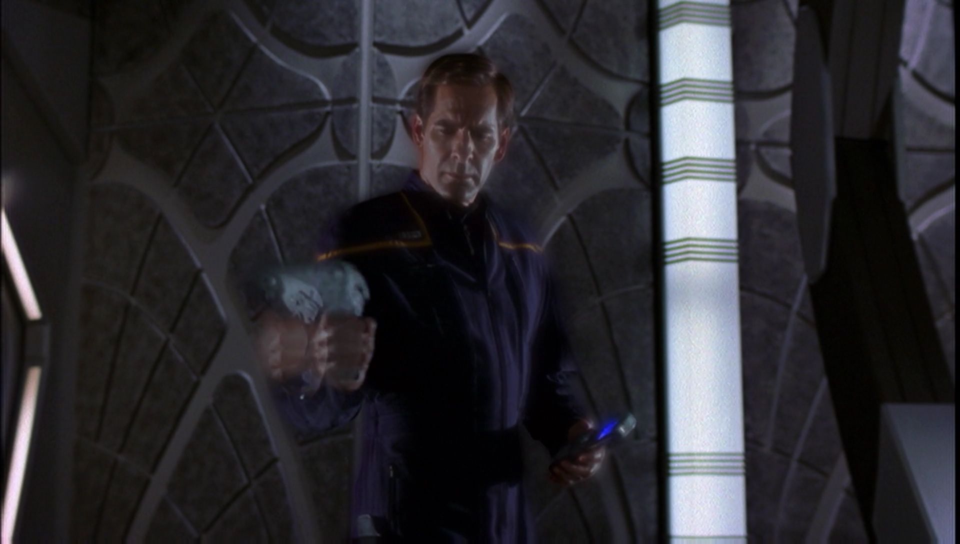 ariane179254_Enterprise_1x01-1x02_BrokenBow_5368.jpg