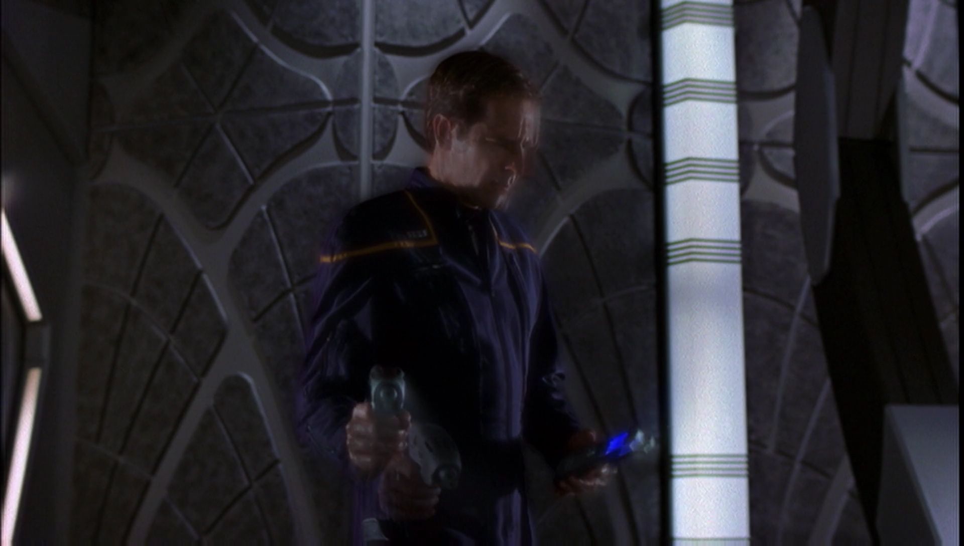 ariane179254_Enterprise_1x01-1x02_BrokenBow_5370.jpg
