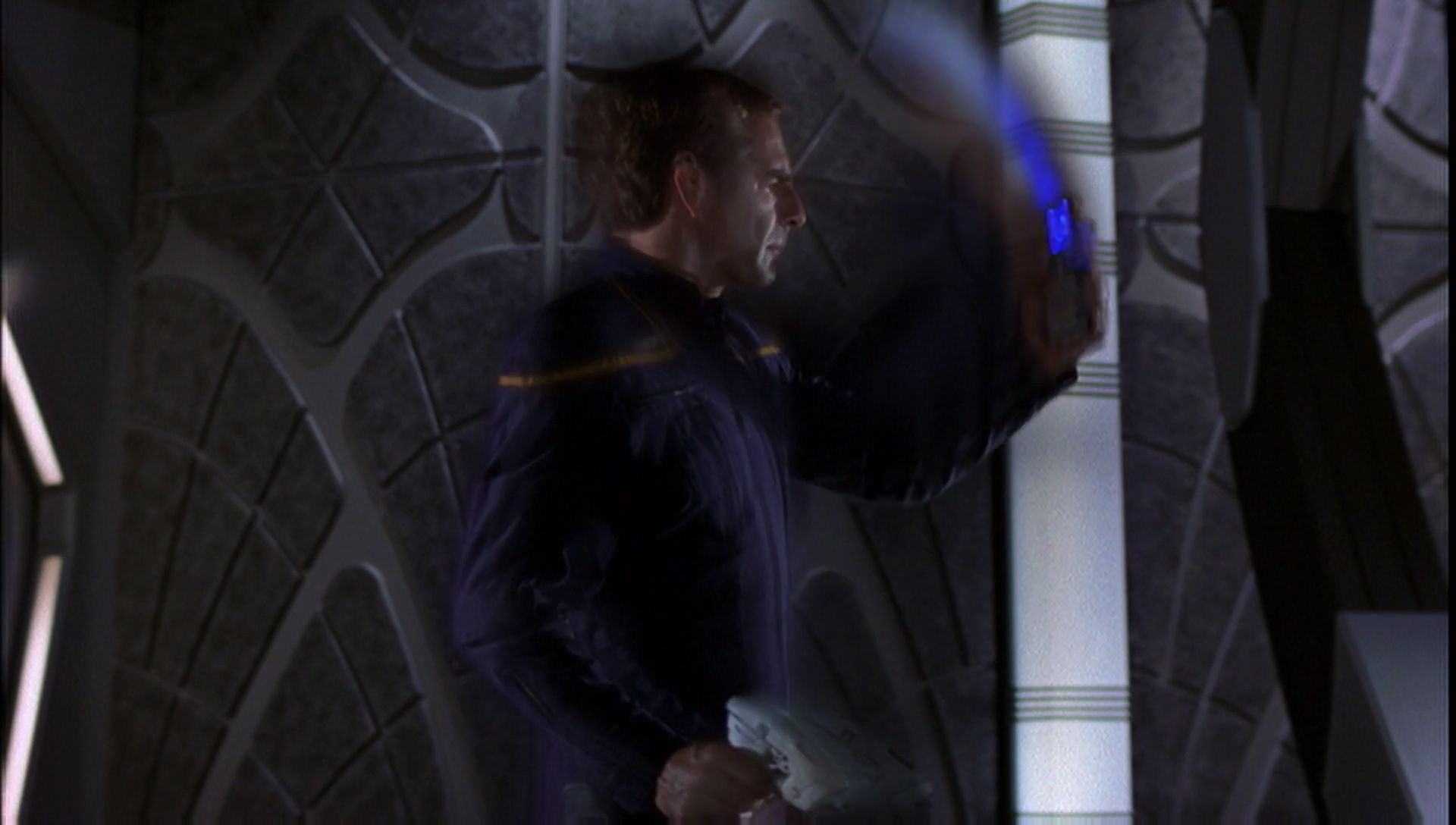 ariane179254_Enterprise_1x01-1x02_BrokenBow_5371.jpg