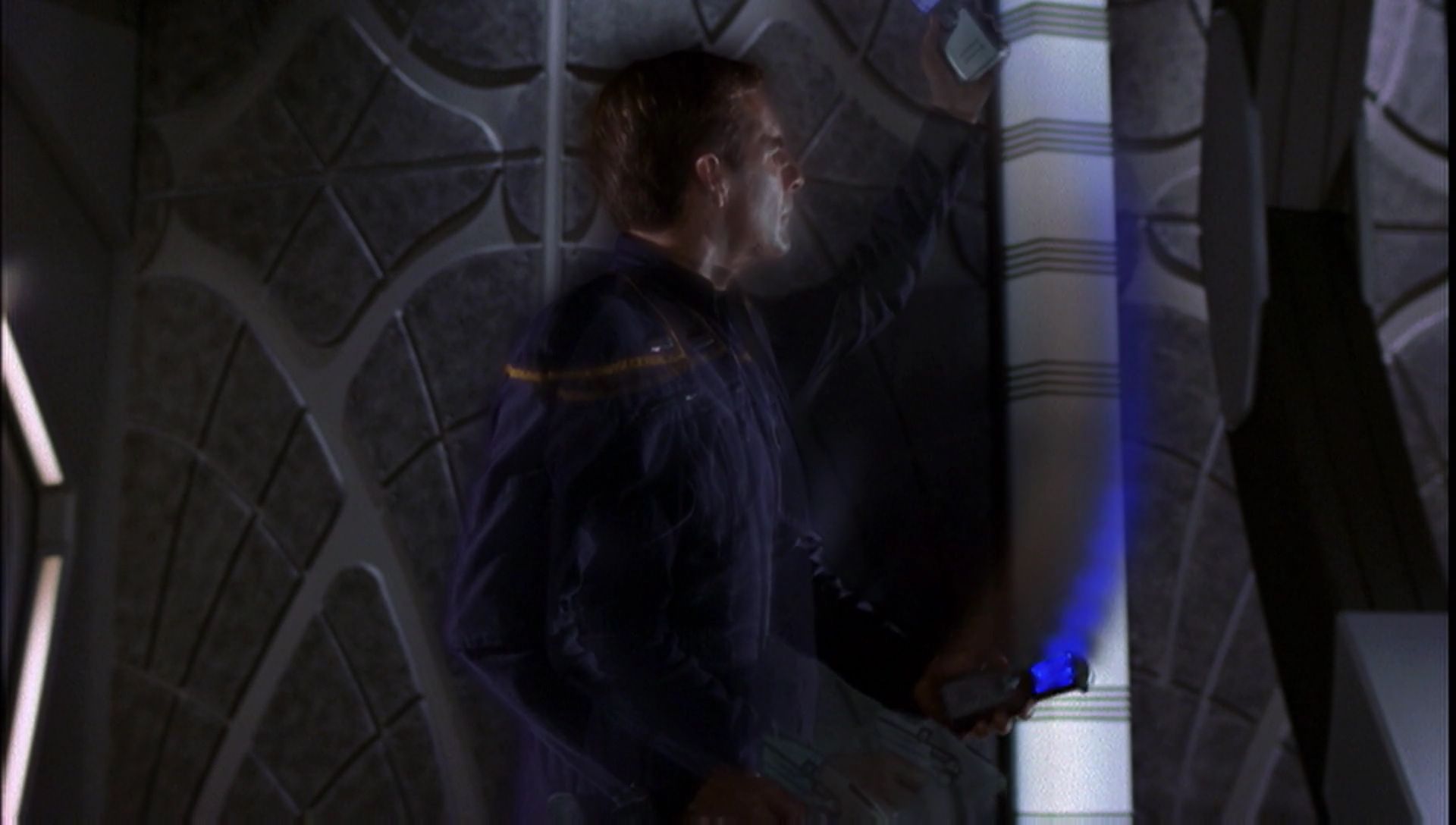 ariane179254_Enterprise_1x01-1x02_BrokenBow_5372.jpg