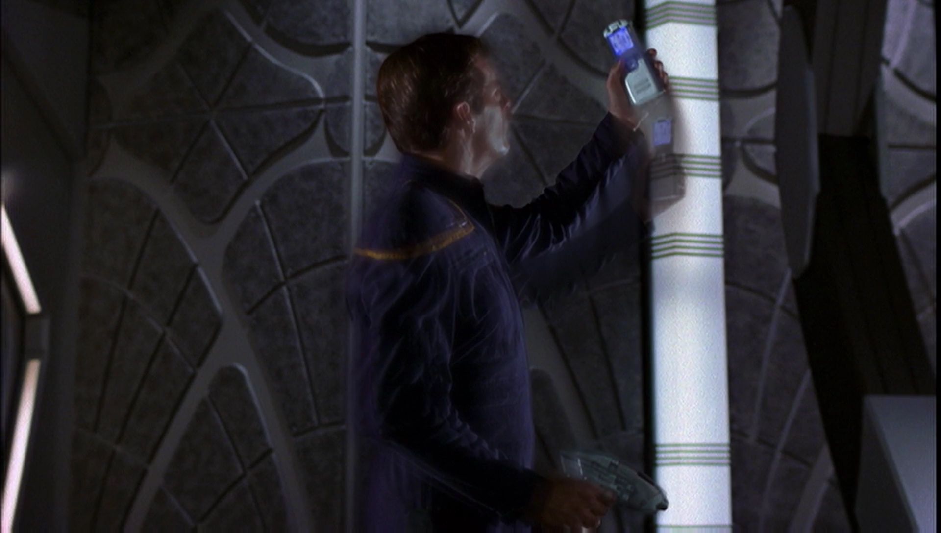 ariane179254_Enterprise_1x01-1x02_BrokenBow_5373.jpg