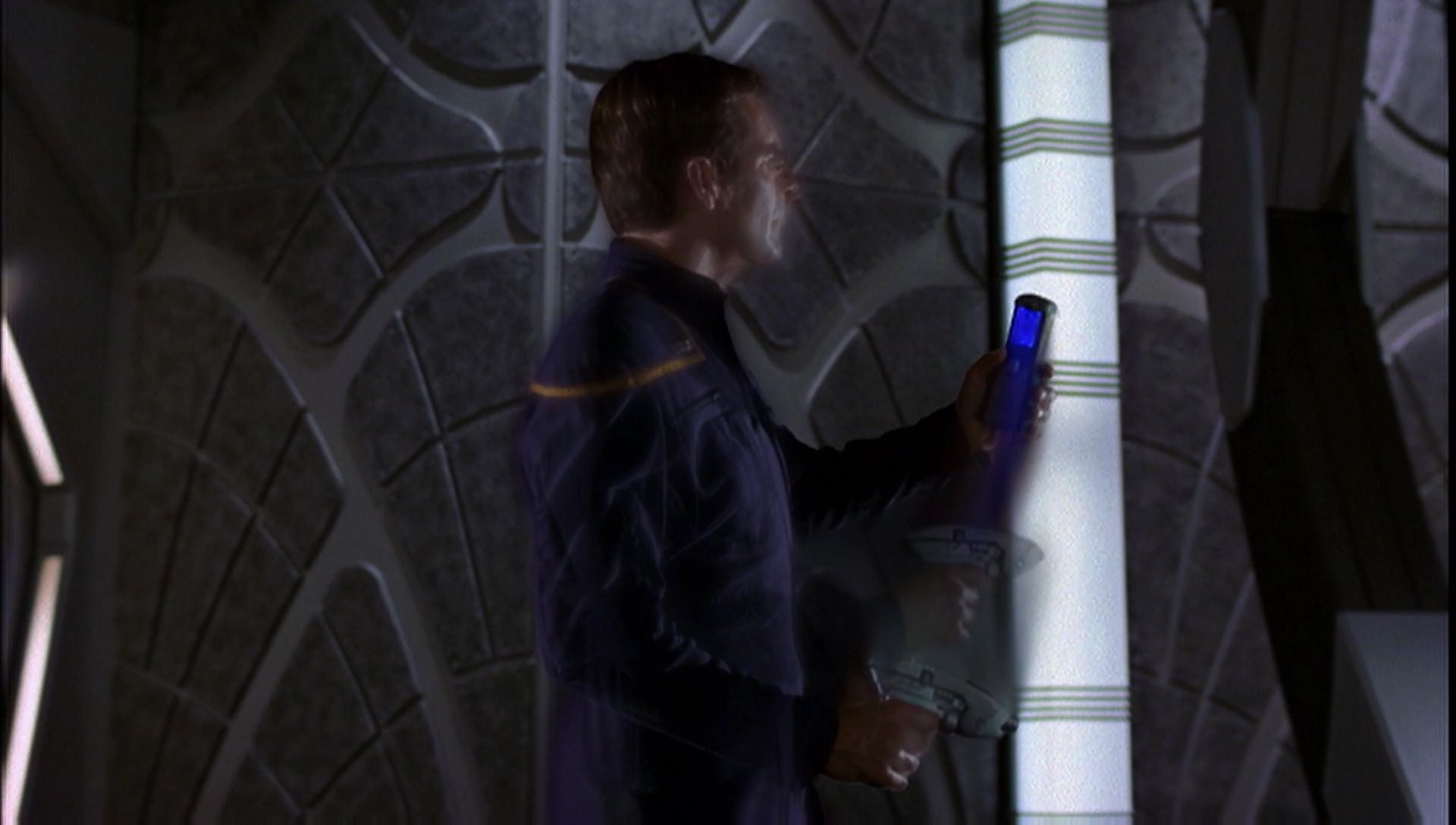 ariane179254_Enterprise_1x01-1x02_BrokenBow_5374.jpg