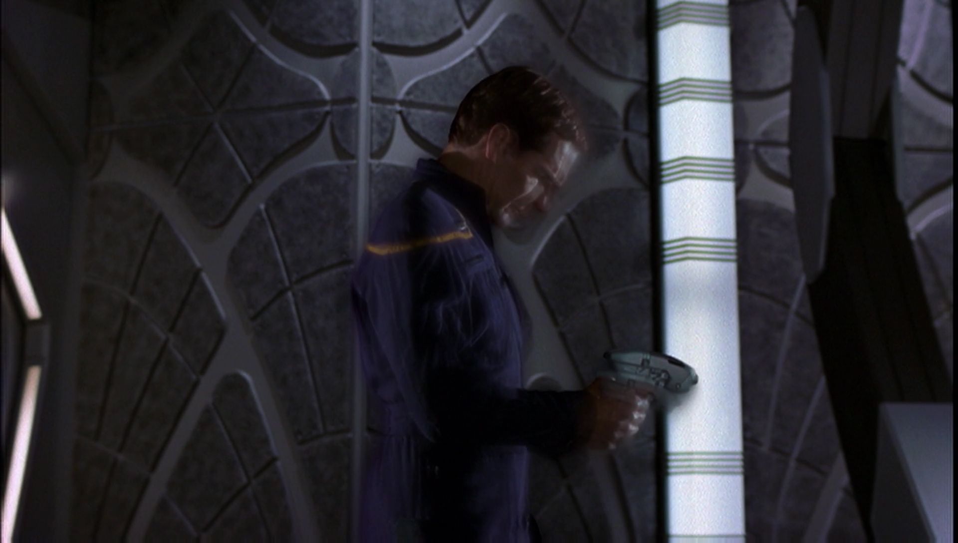 ariane179254_Enterprise_1x01-1x02_BrokenBow_5376.jpg