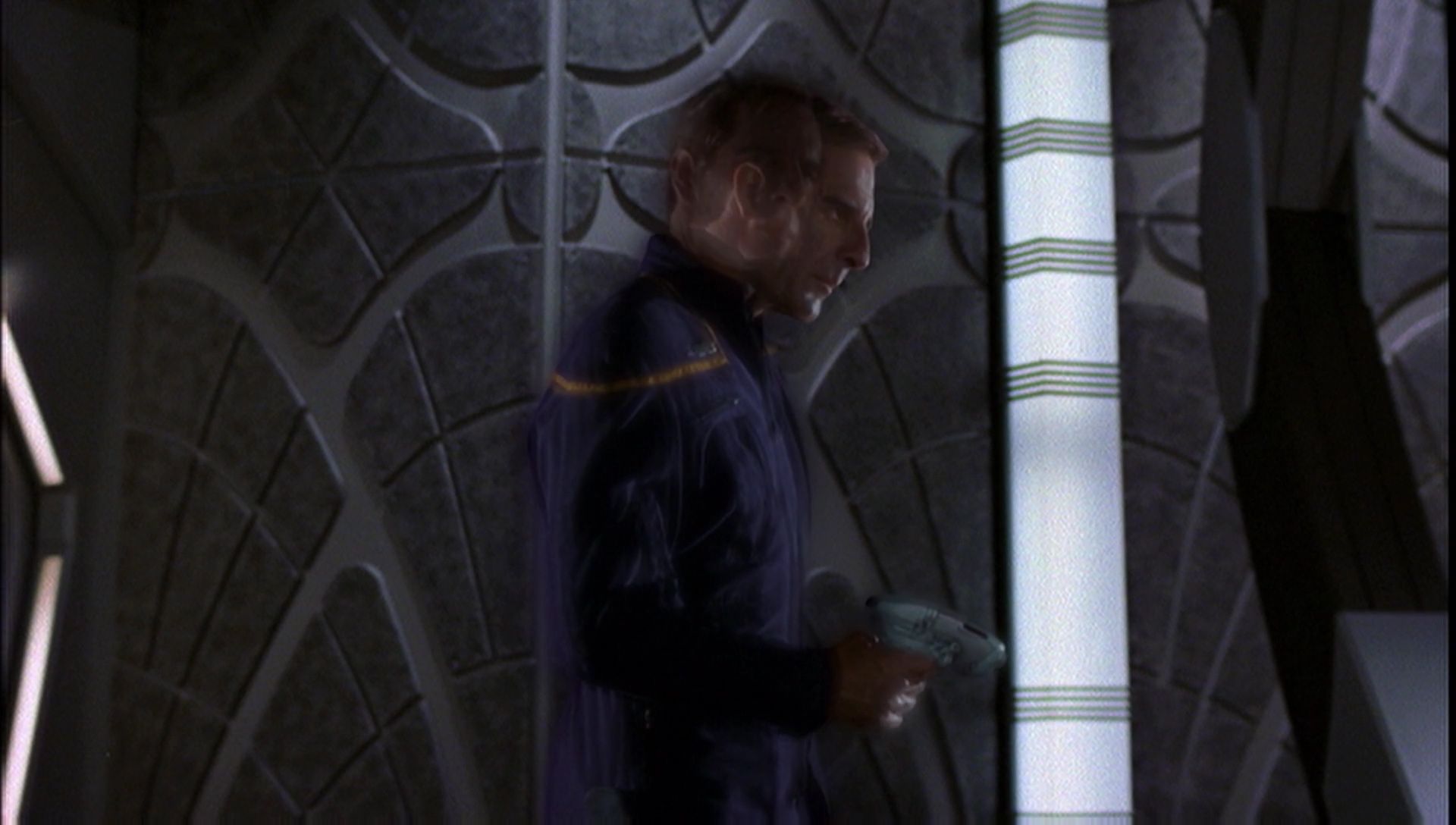 ariane179254_Enterprise_1x01-1x02_BrokenBow_5378.jpg