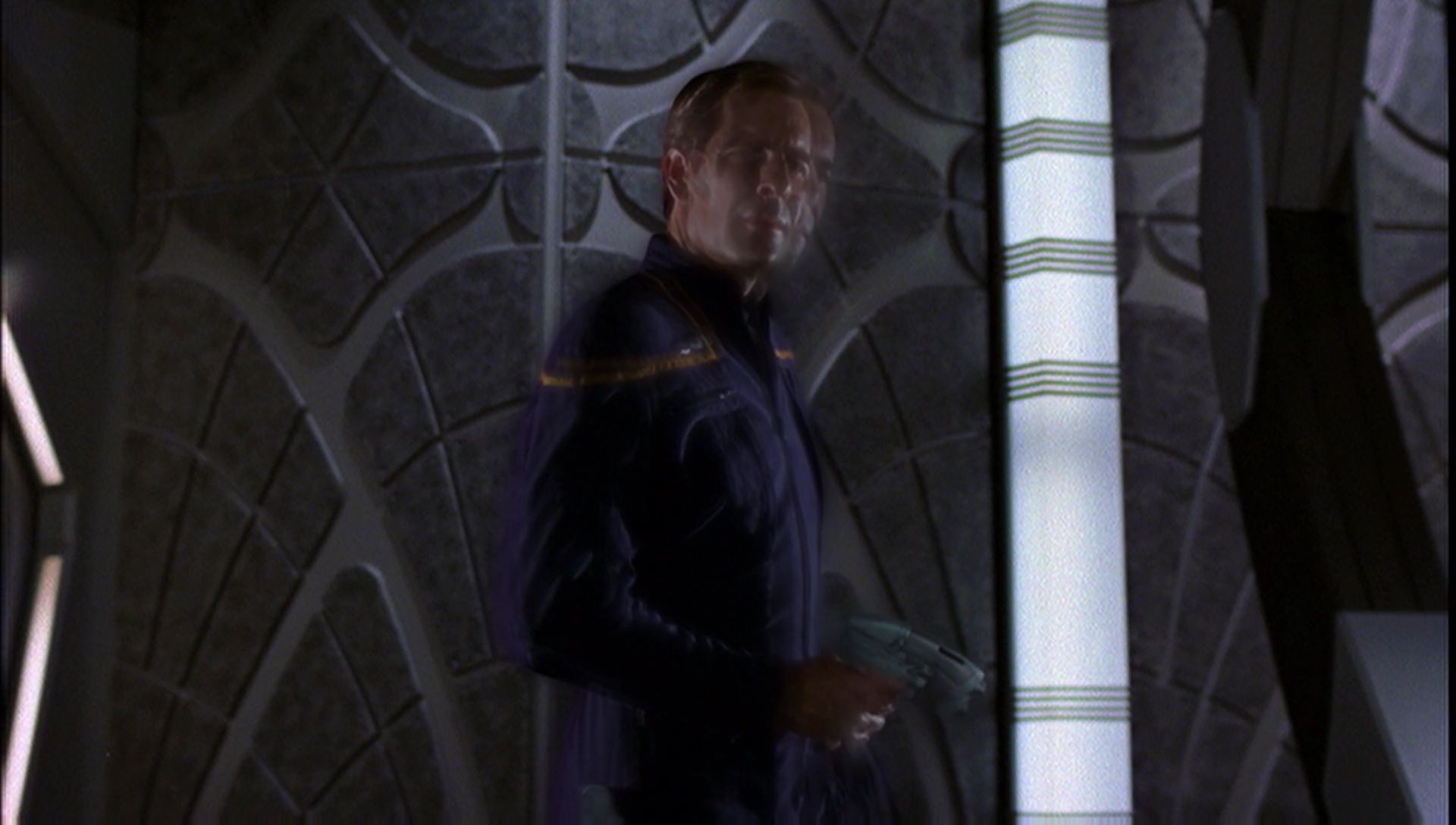 ariane179254_Enterprise_1x01-1x02_BrokenBow_5379.jpg