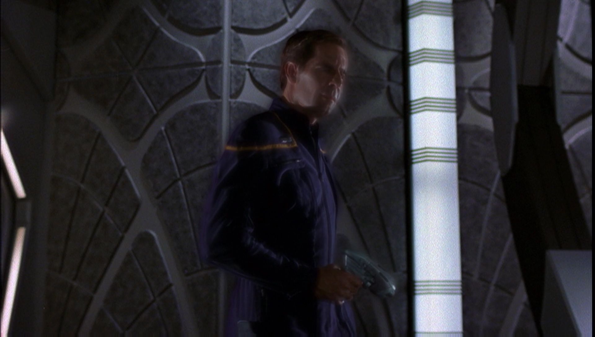 ariane179254_Enterprise_1x01-1x02_BrokenBow_5380.jpg