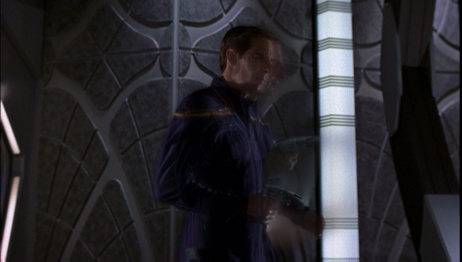 ariane179254_Enterprise_1x01-1x02_BrokenBow_5381.jpg