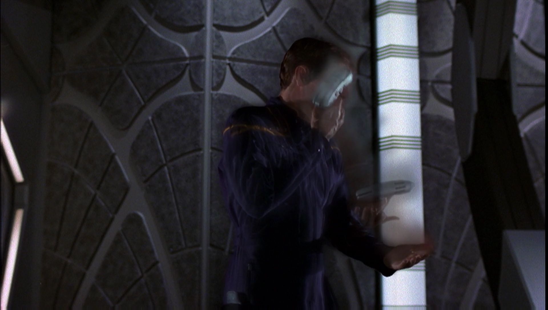 ariane179254_Enterprise_1x01-1x02_BrokenBow_5382.jpg