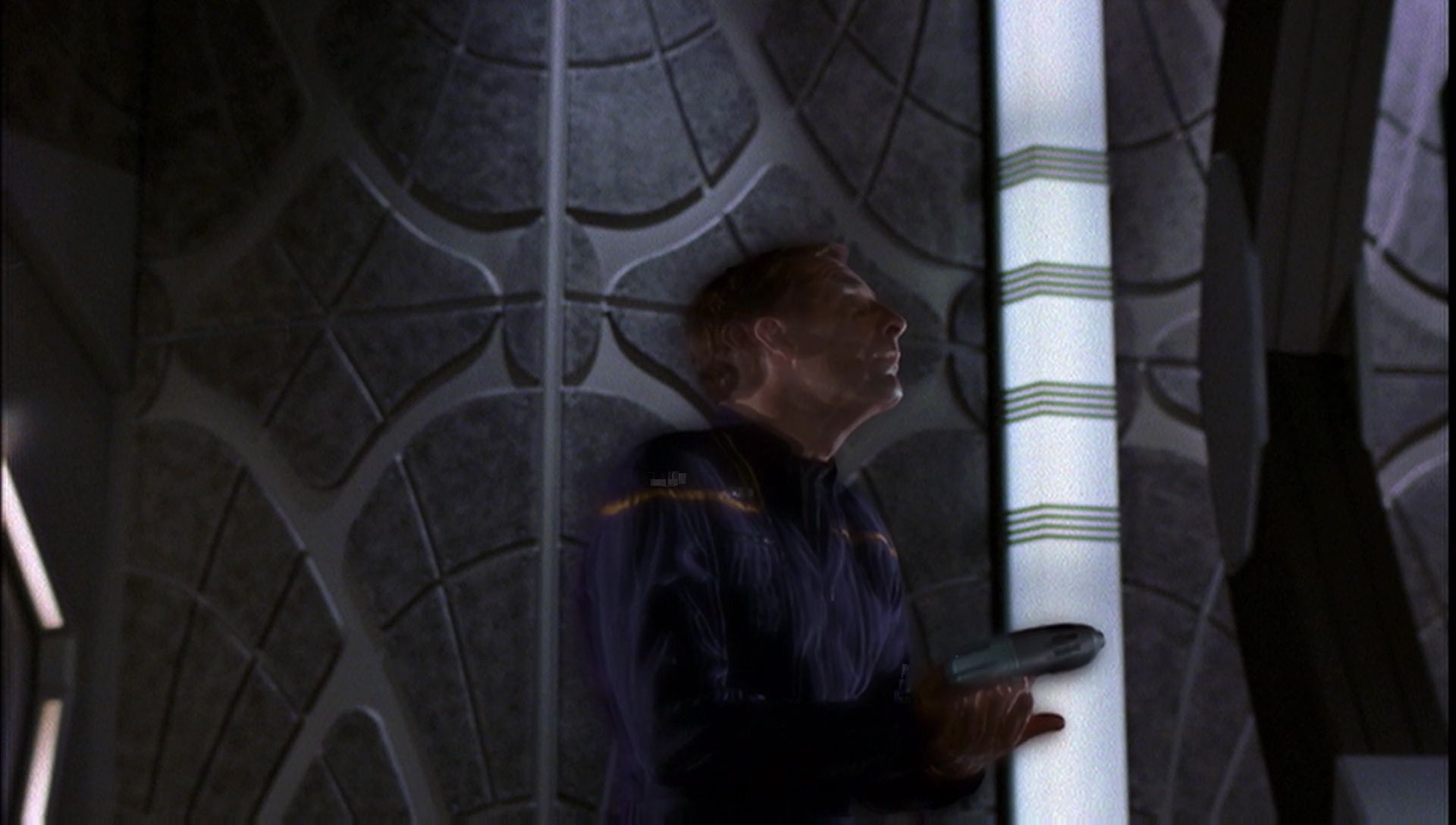 ariane179254_Enterprise_1x01-1x02_BrokenBow_5384.jpg