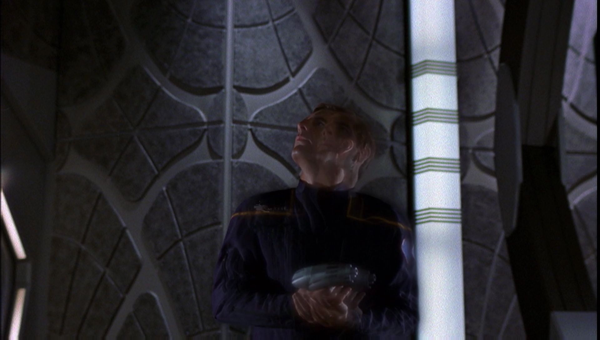 ariane179254_Enterprise_1x01-1x02_BrokenBow_5386.jpg