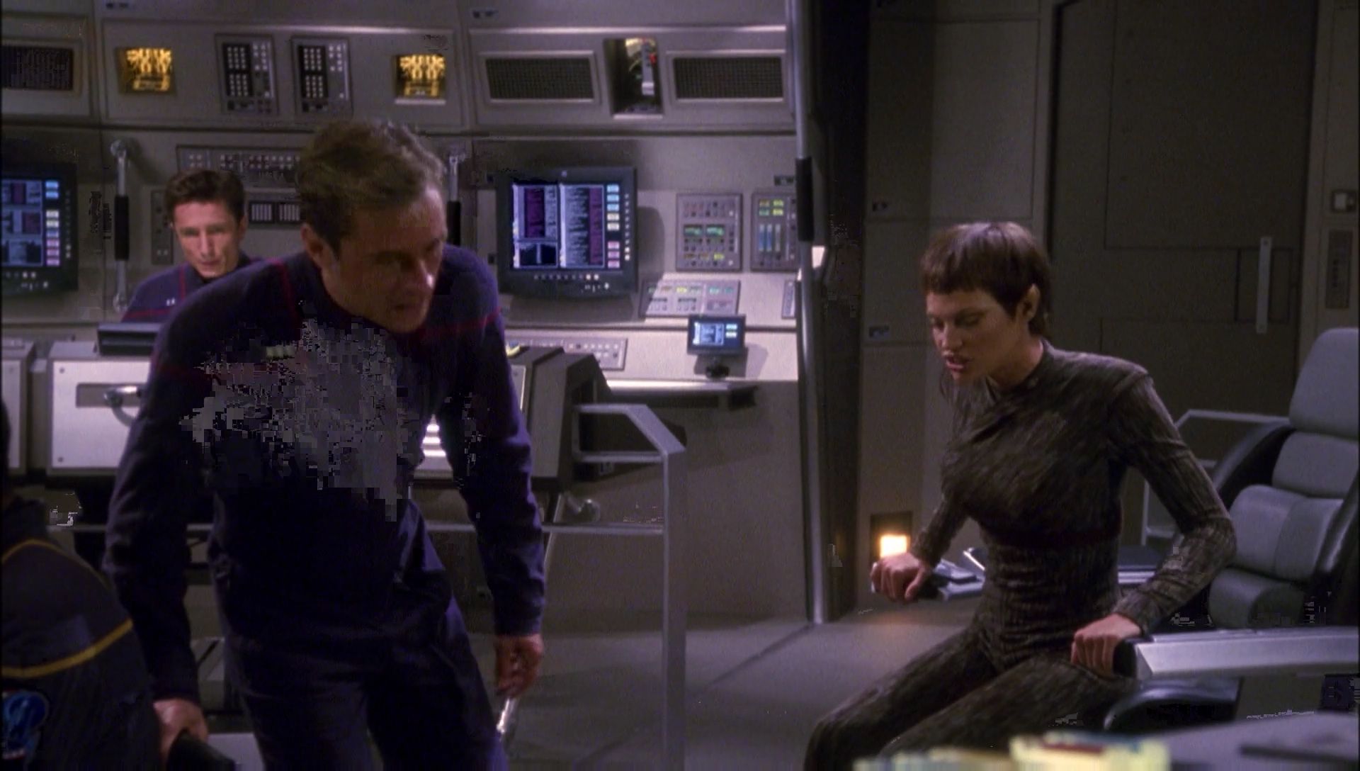 ariane179254_Enterprise_1x01-1x02_BrokenBow_5426.jpg