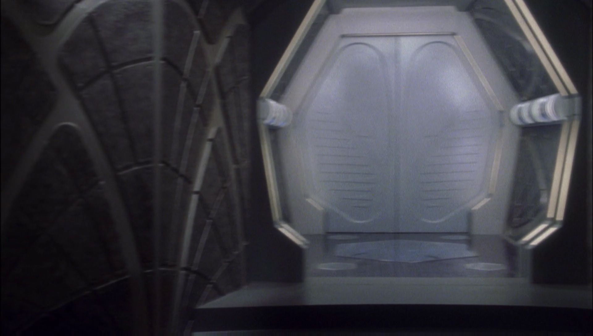 ariane179254_Enterprise_1x01-1x02_BrokenBow_5448.jpg
