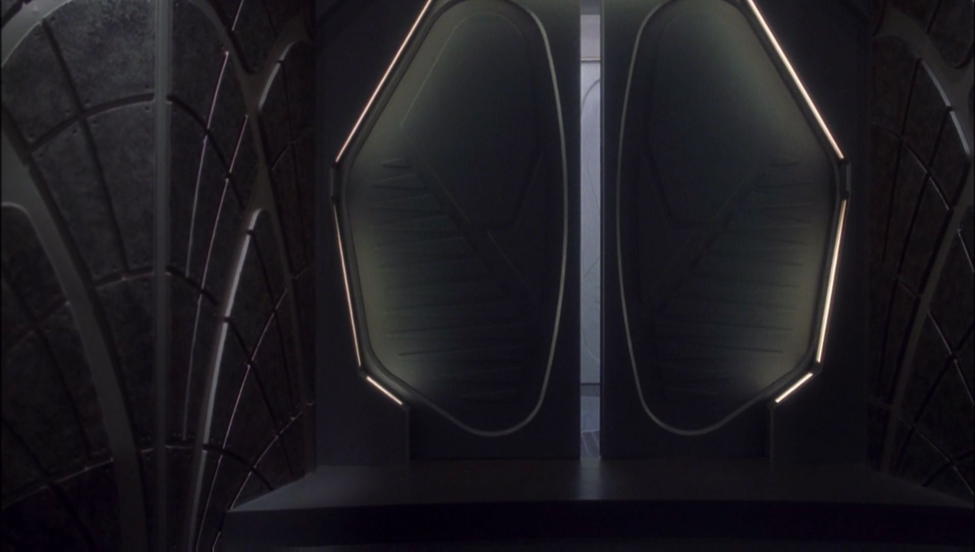 ariane179254_Enterprise_1x01-1x02_BrokenBow_5453.jpg
