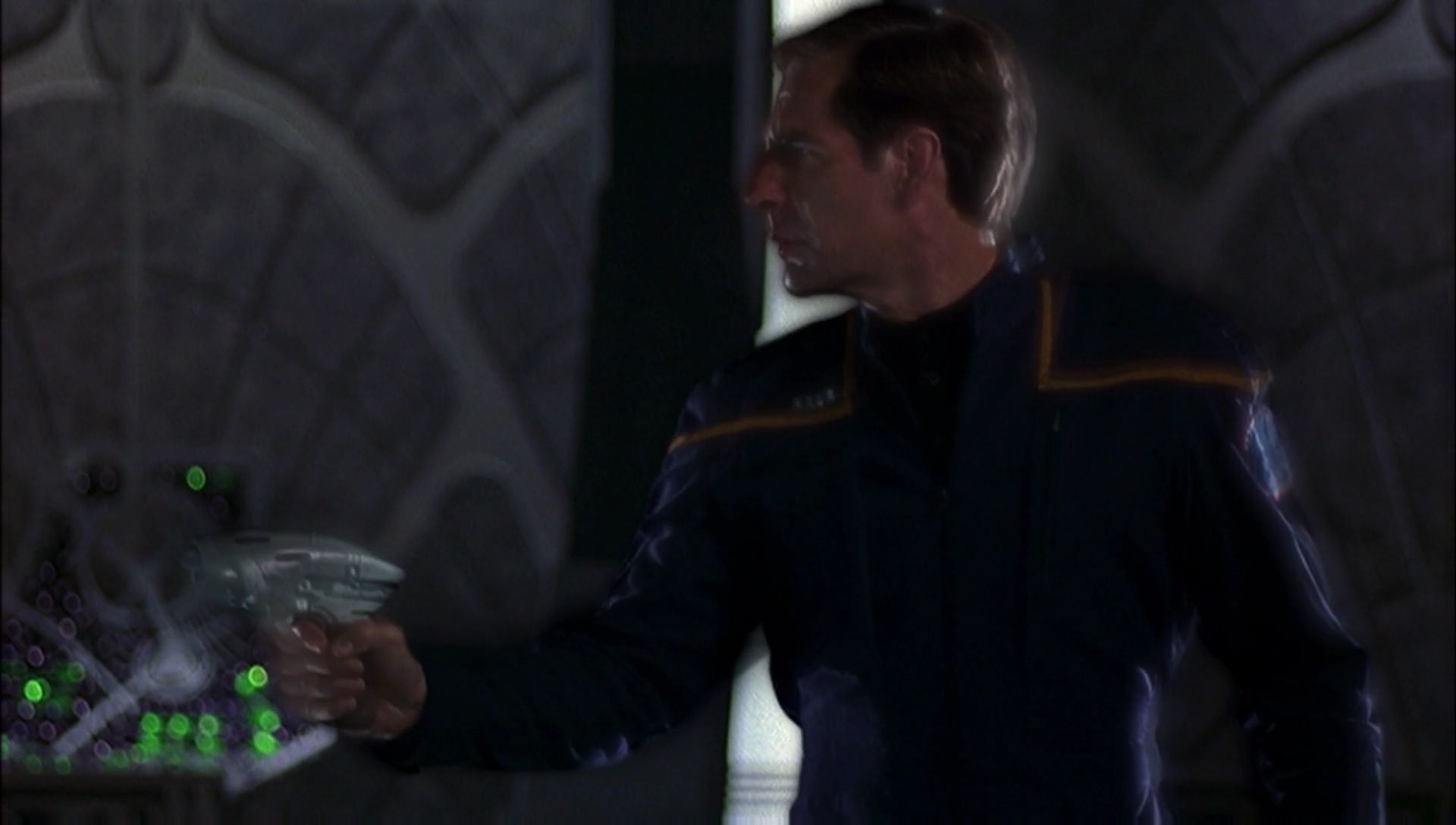 ariane179254_Enterprise_1x01-1x02_BrokenBow_5463.jpg
