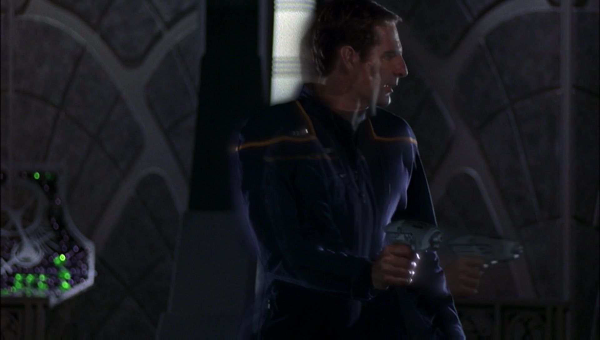 ariane179254_Enterprise_1x01-1x02_BrokenBow_5474.jpg