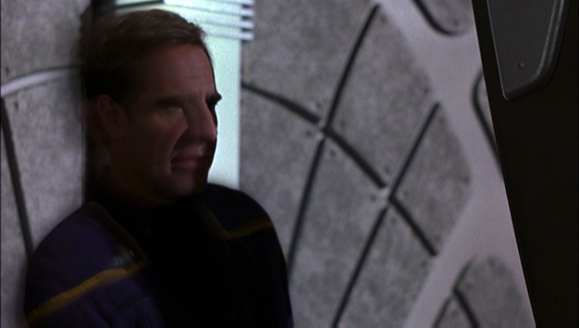ariane179254_Enterprise_1x01-1x02_BrokenBow_5503.jpg