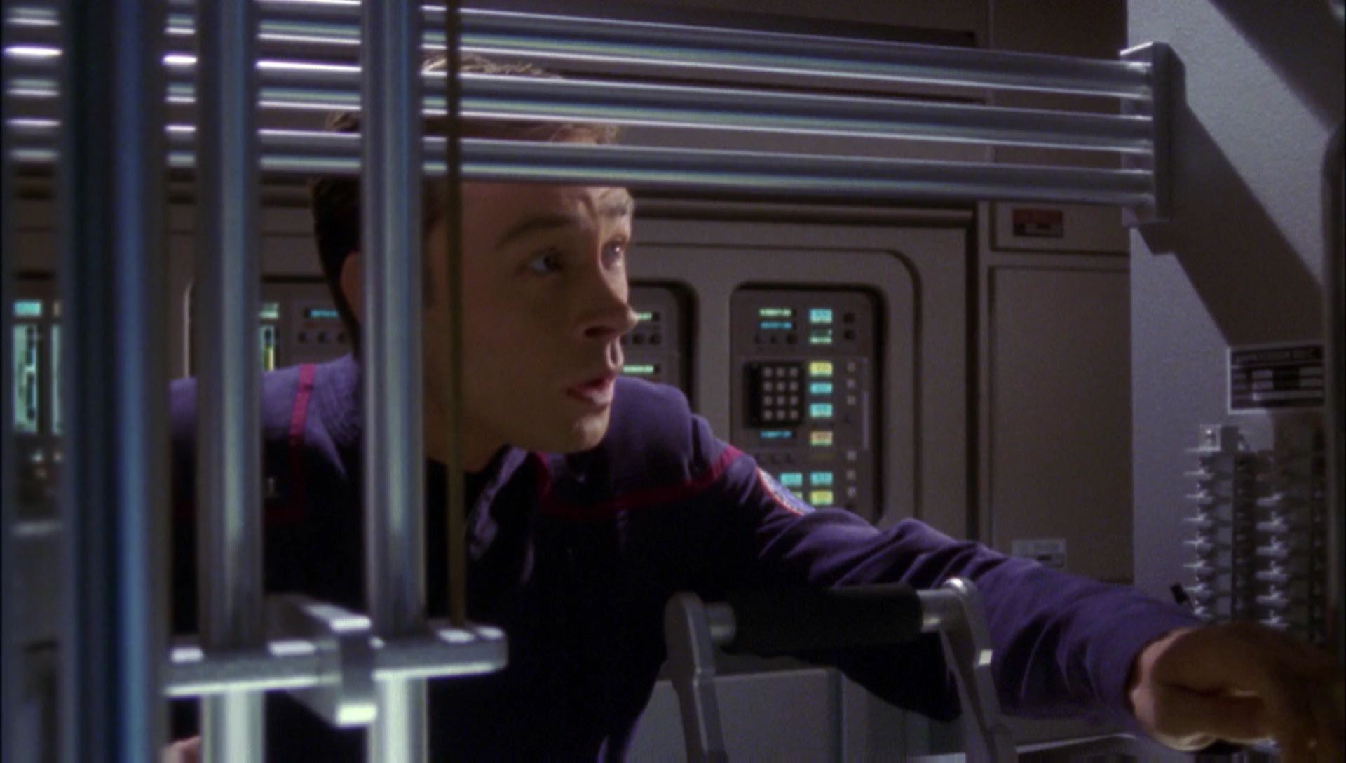 ariane179254_Enterprise_1x01-1x02_BrokenBow_5512.jpg