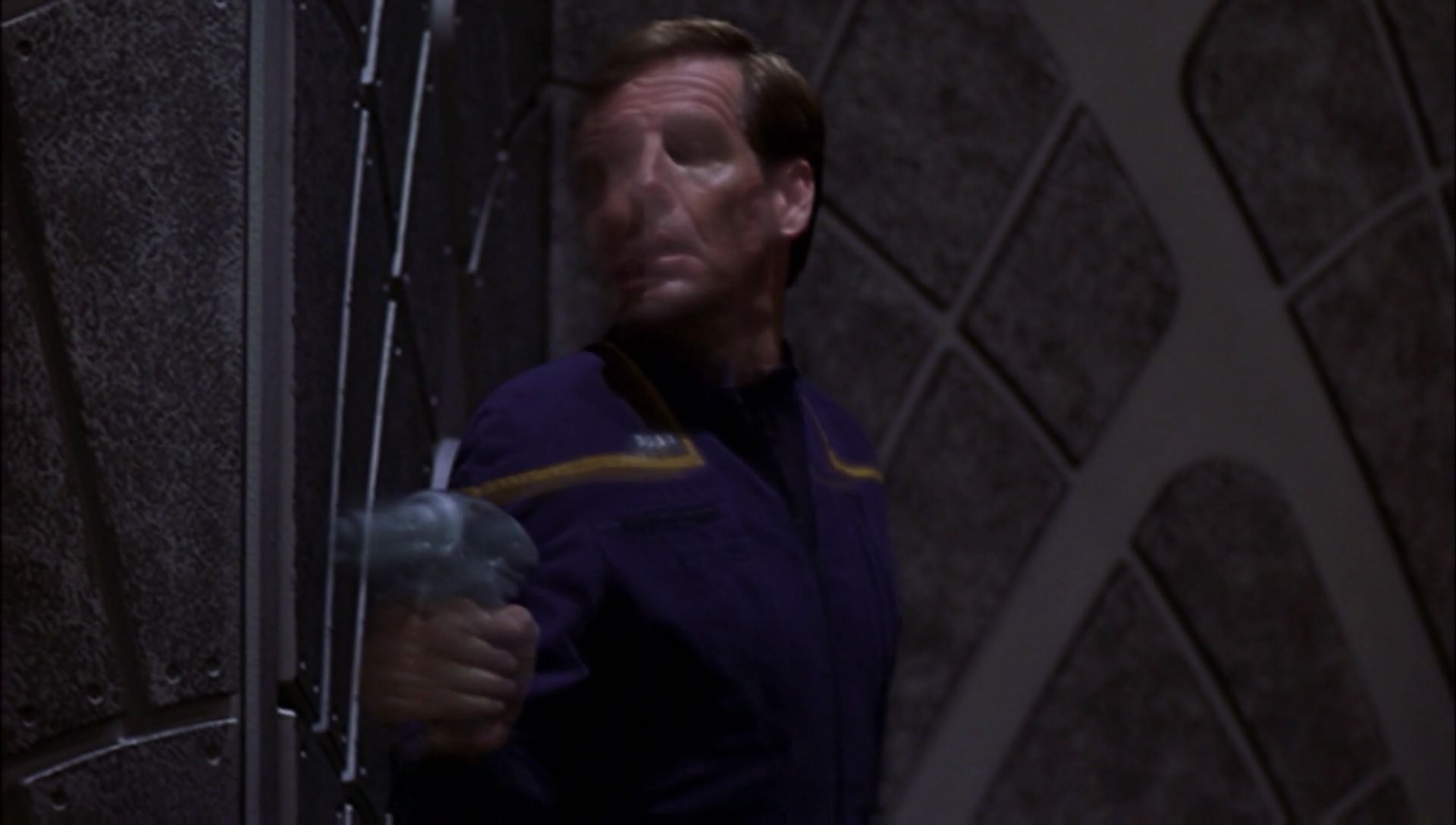 ariane179254_Enterprise_1x01-1x02_BrokenBow_5534.jpg