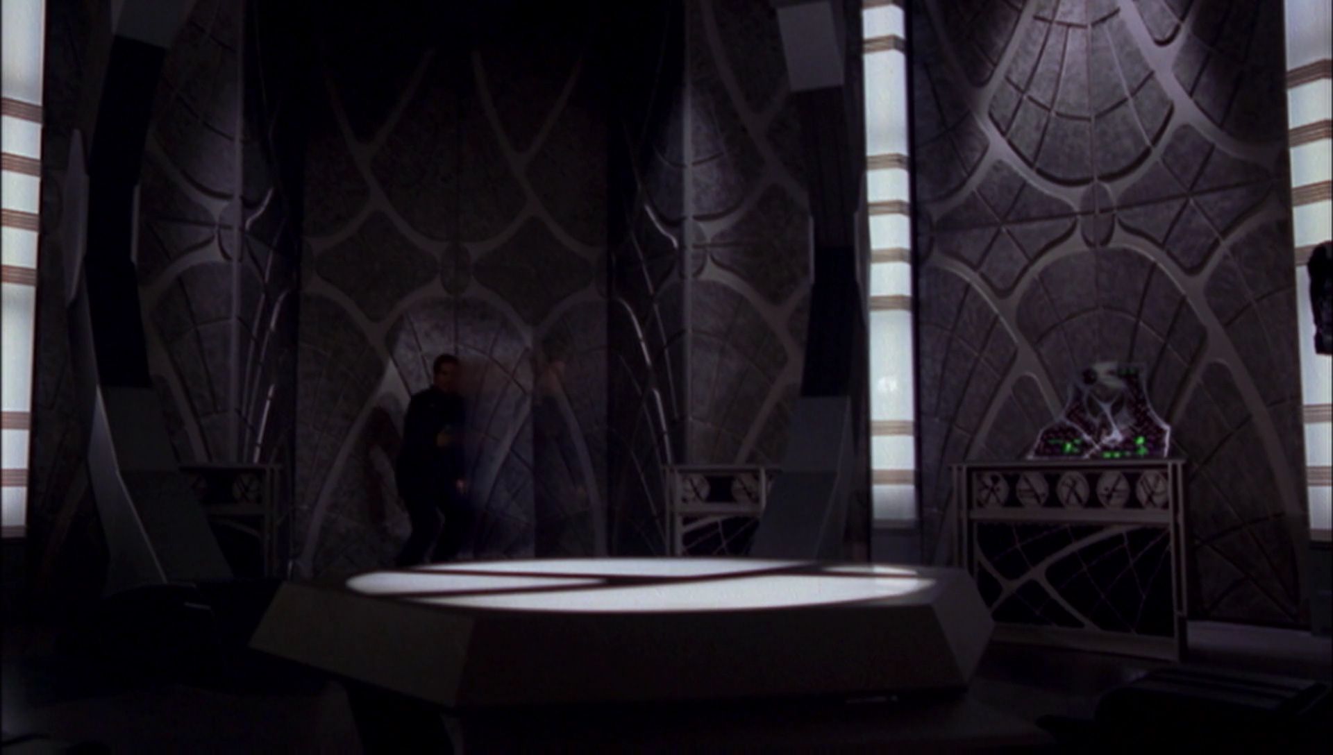 ariane179254_Enterprise_1x01-1x02_BrokenBow_5545.jpg