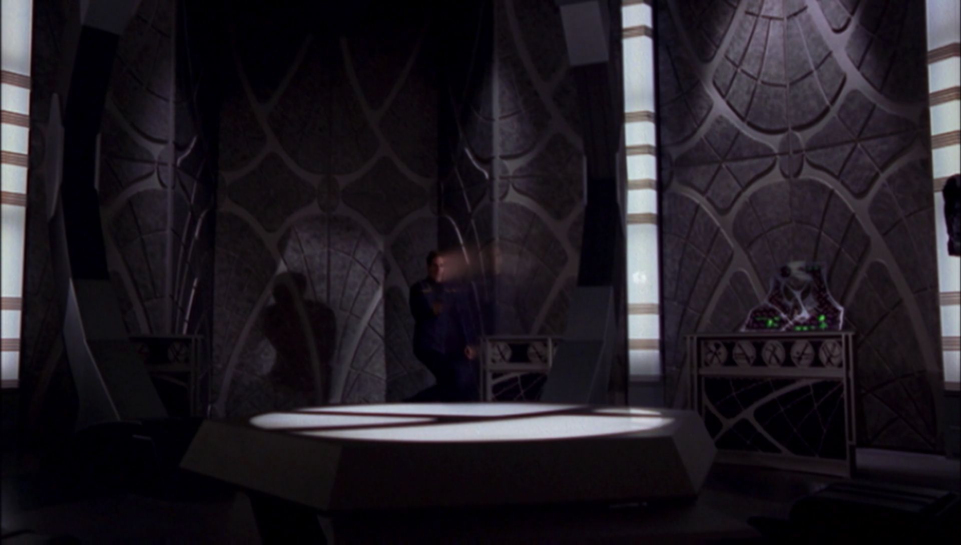ariane179254_Enterprise_1x01-1x02_BrokenBow_5546.jpg