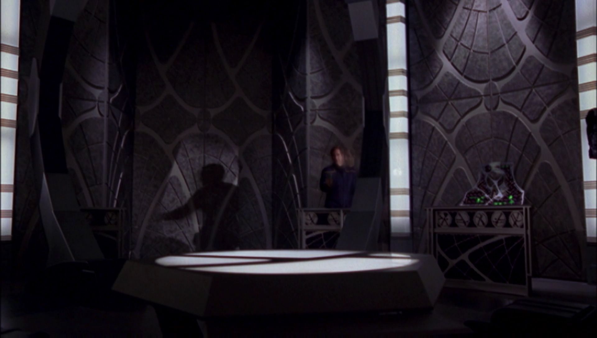 ariane179254_Enterprise_1x01-1x02_BrokenBow_5548.jpg
