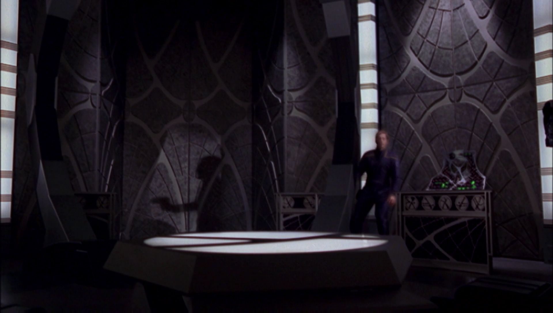 ariane179254_Enterprise_1x01-1x02_BrokenBow_5550.jpg