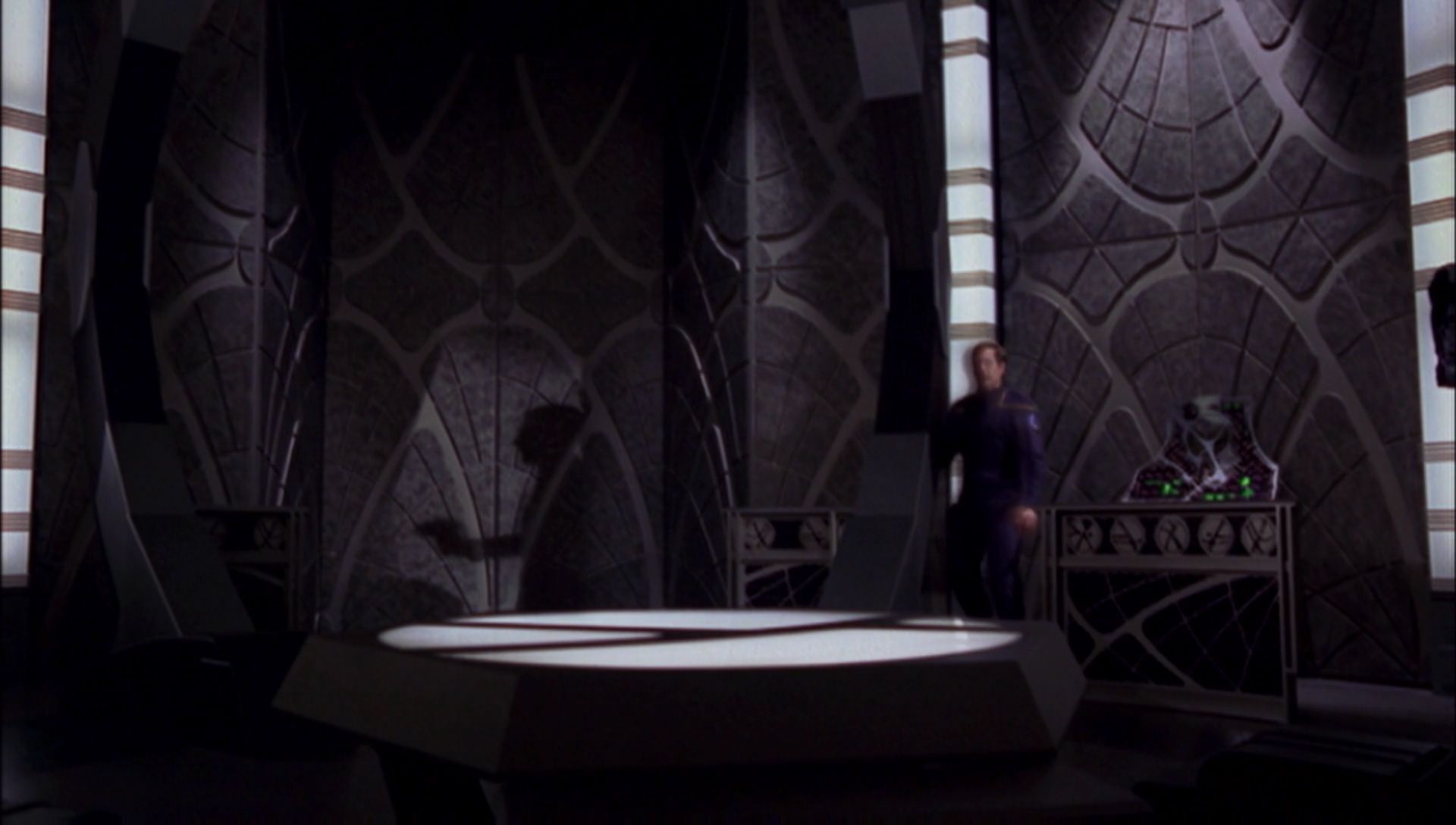 ariane179254_Enterprise_1x01-1x02_BrokenBow_5551.jpg