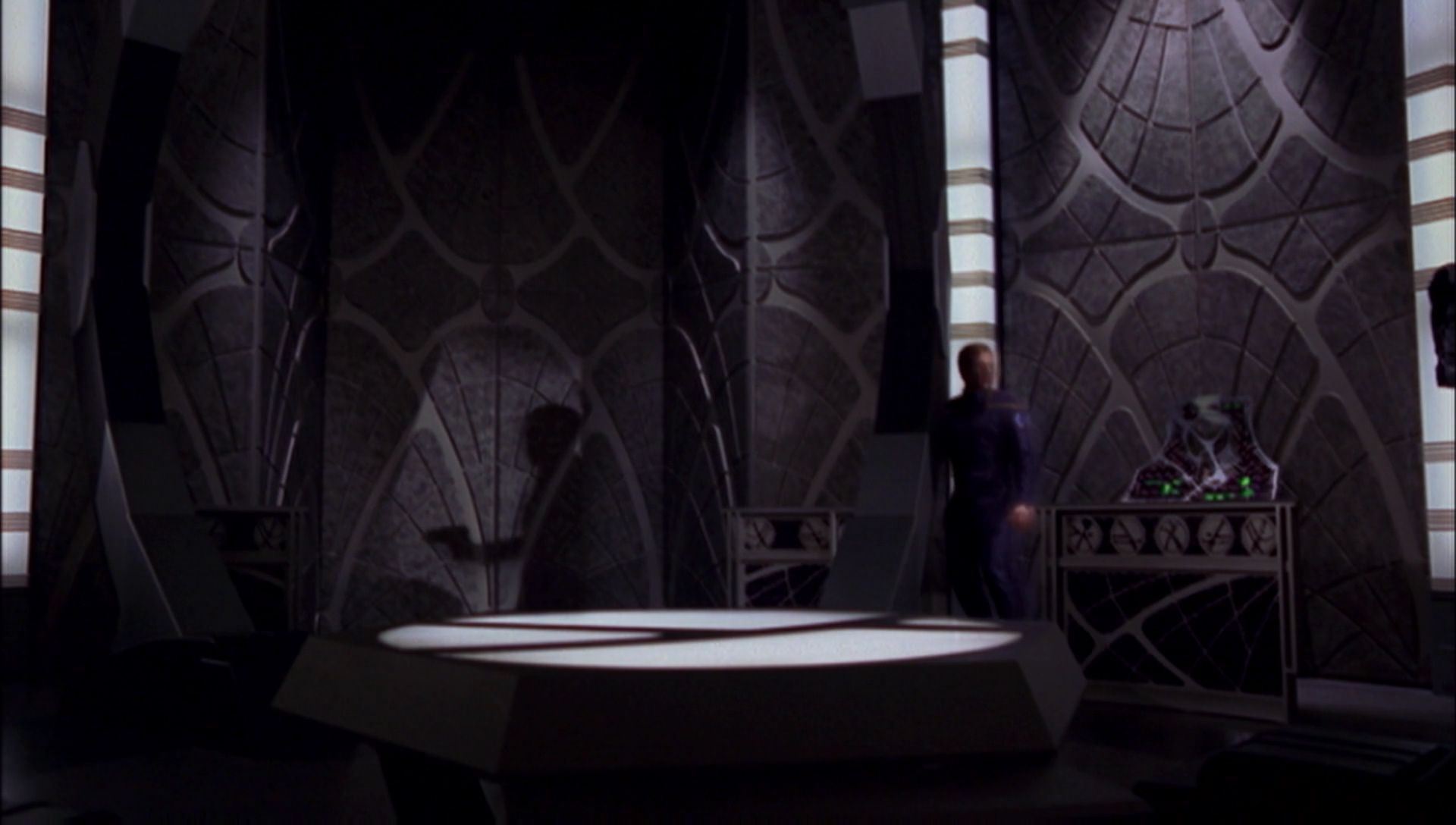ariane179254_Enterprise_1x01-1x02_BrokenBow_5552.jpg